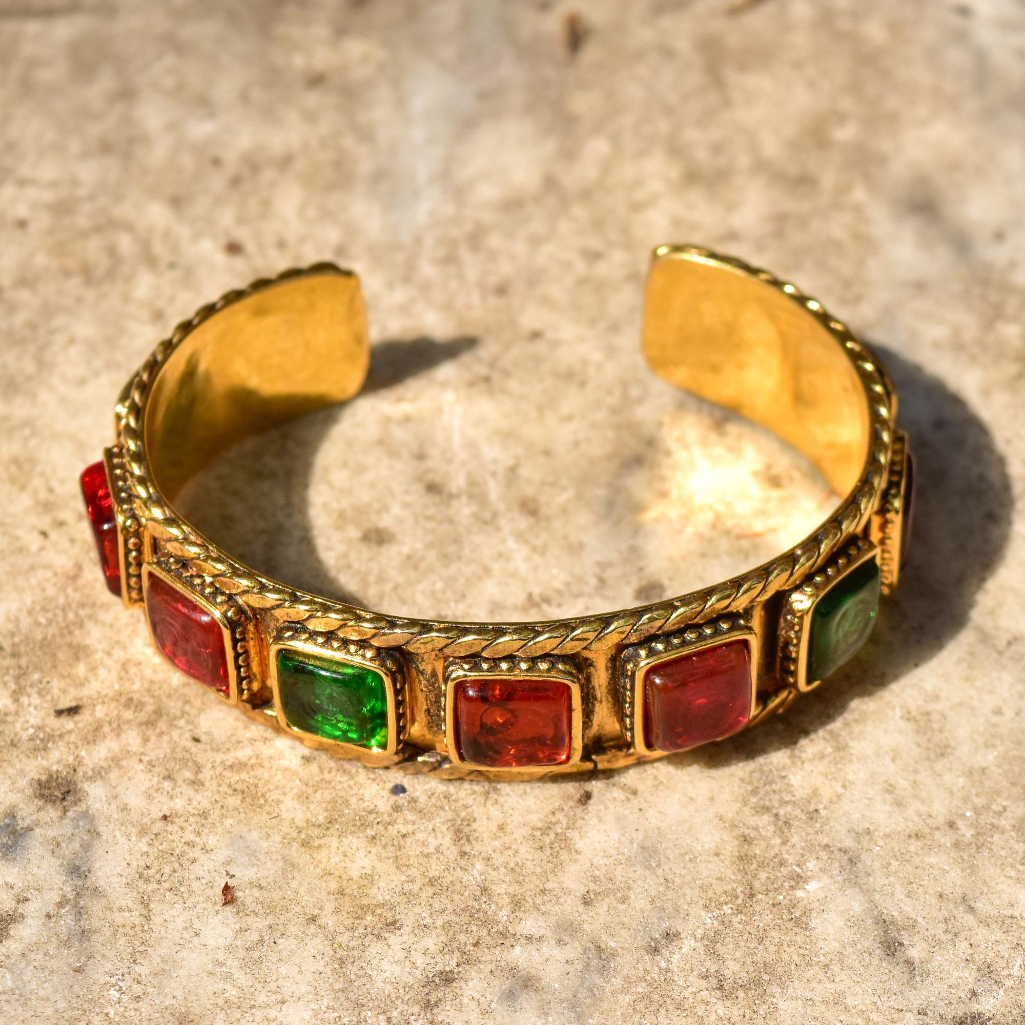 1980er CHANEL Gripoix byzantinisches Manschettenarmband für Damen oder Herren im Angebot