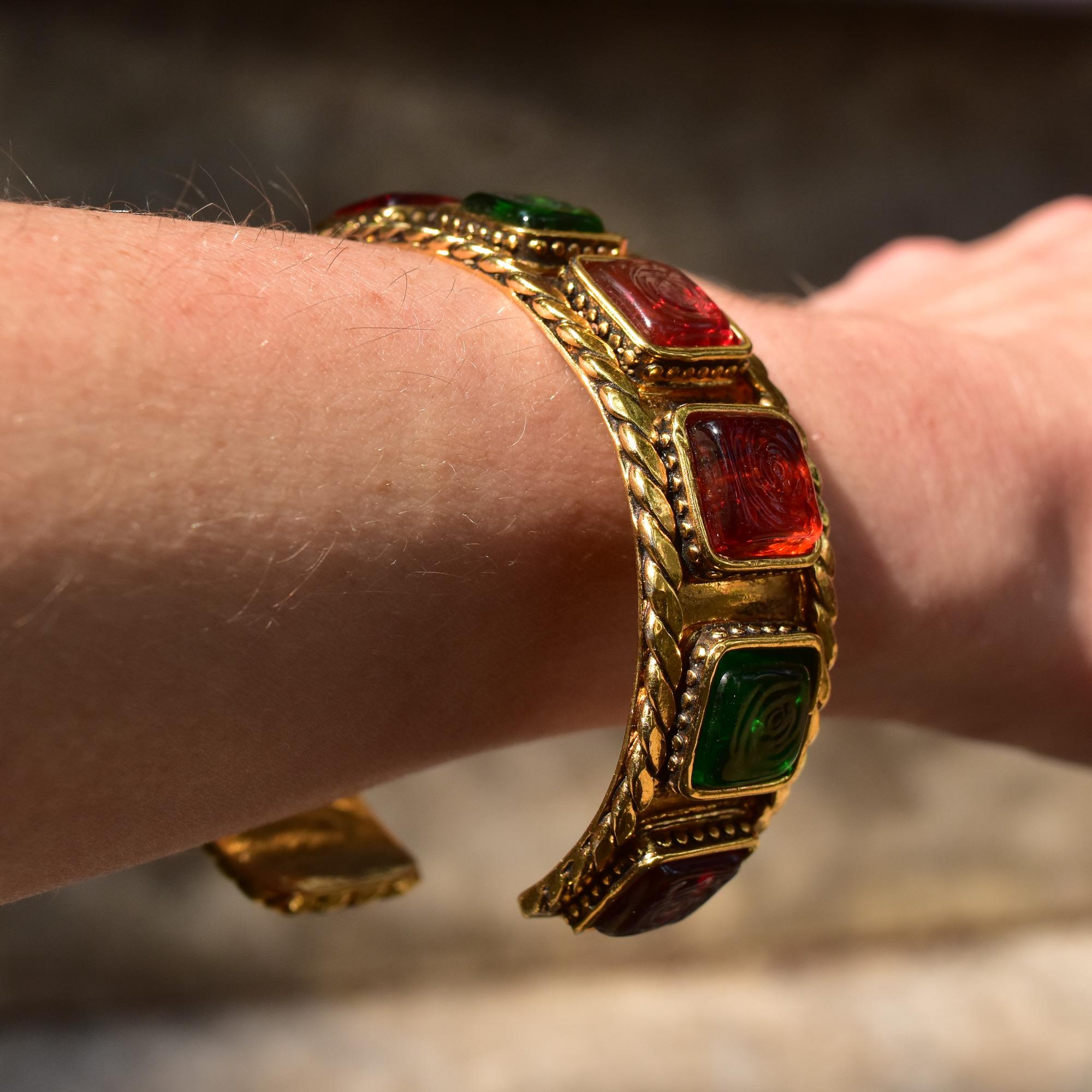 1980er CHANEL Gripoix byzantinisches Manschettenarmband im Angebot 5