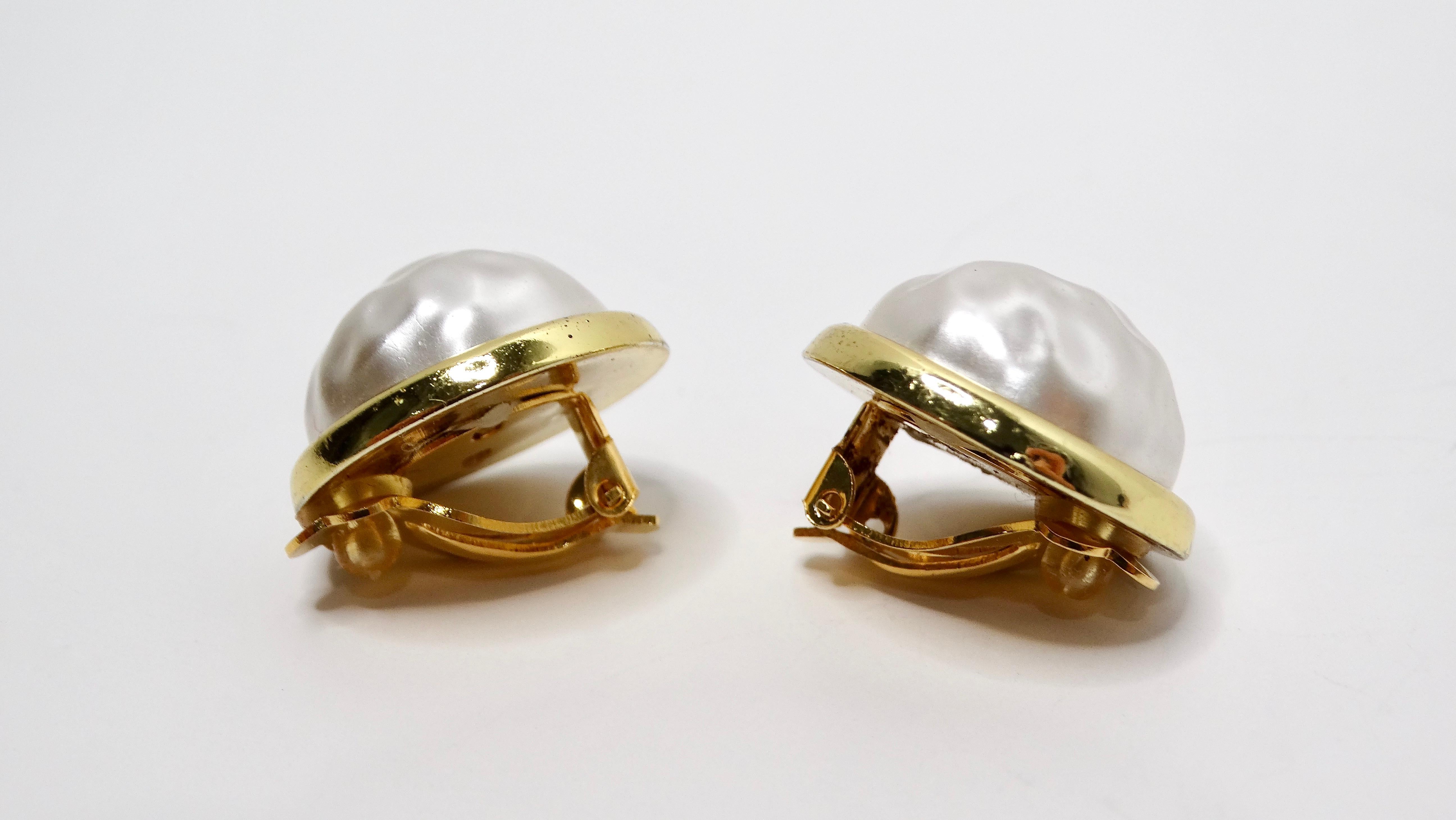1980s Chanel Inspired 14k Gold Plated Costume Pearl Clip-On Earrings In Good Condition For Sale In Scottsdale, AZ