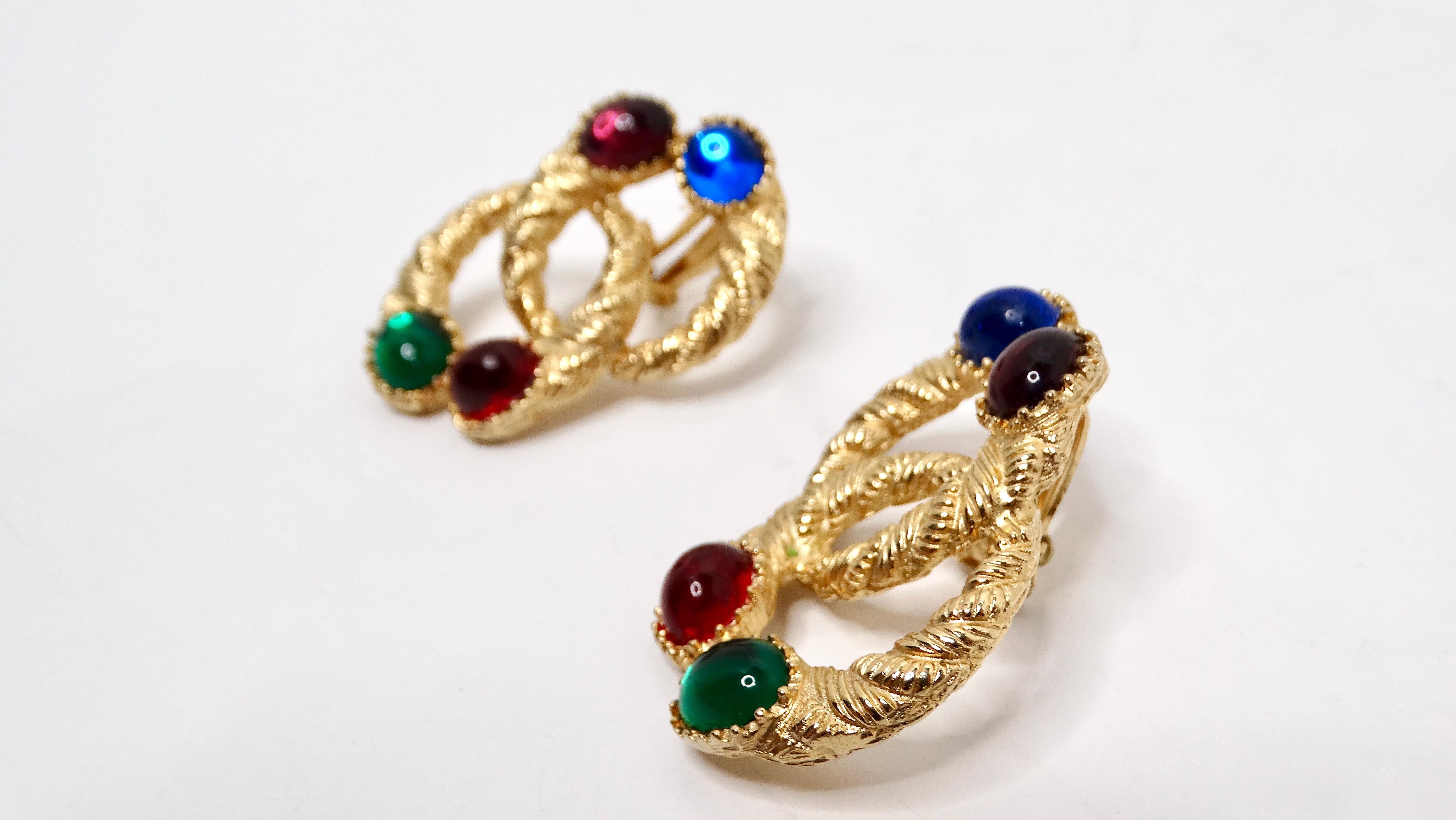 Torna al glamour degli anni '80 con questi splendidi orecchini a clip placcati in oro 14k ispirati a Chanel. Ogni orecchino presenta quattro splendide pietre gioiello in costume che catturano l'essenza vibrante dell'epoca. Il design ricorda due