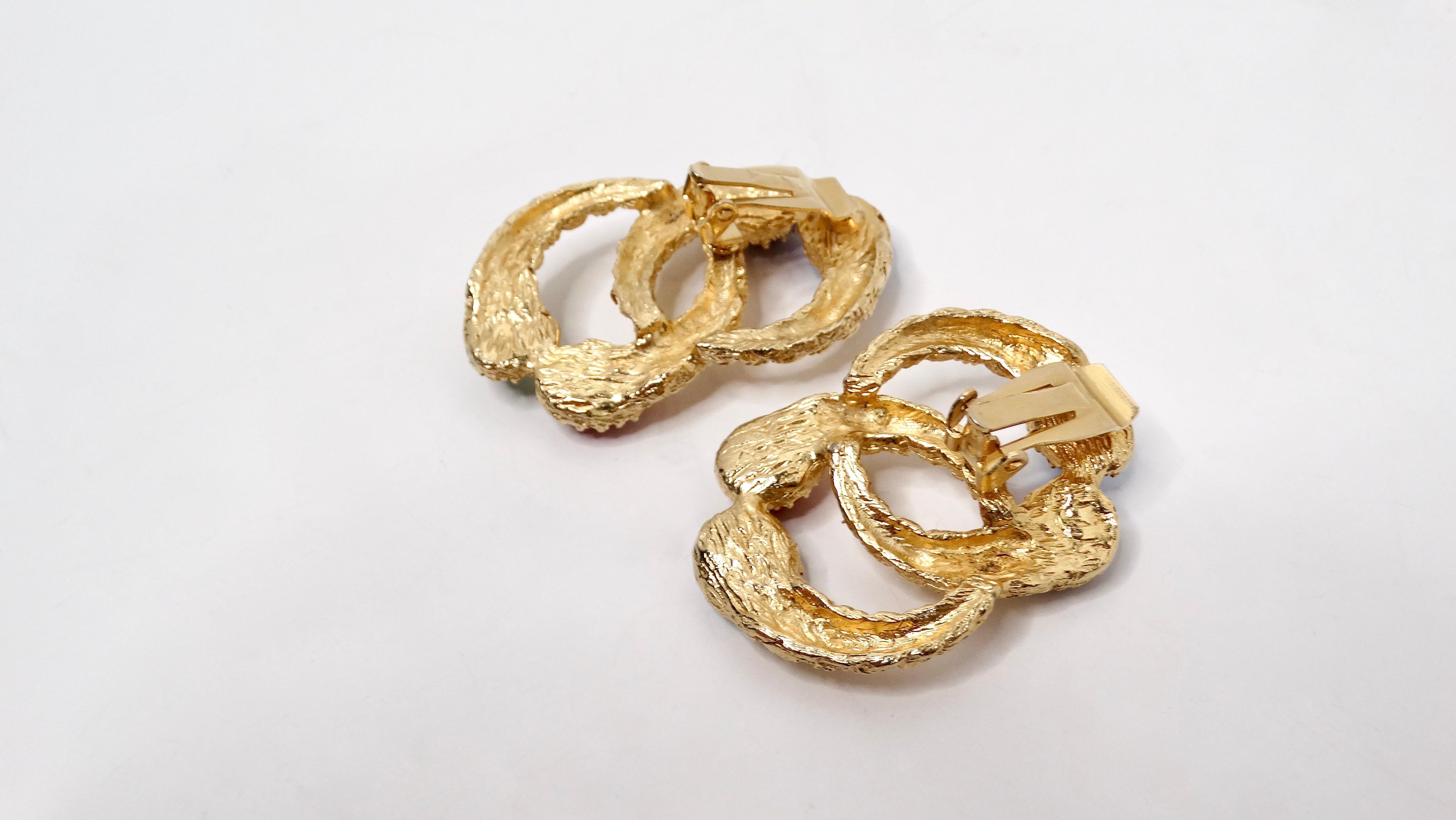 Orecchini a clip anni '80 di ispirazione Chanel con texture placcata oro 14k e tonalità Jewell In condizioni buone in vendita a Scottsdale, AZ