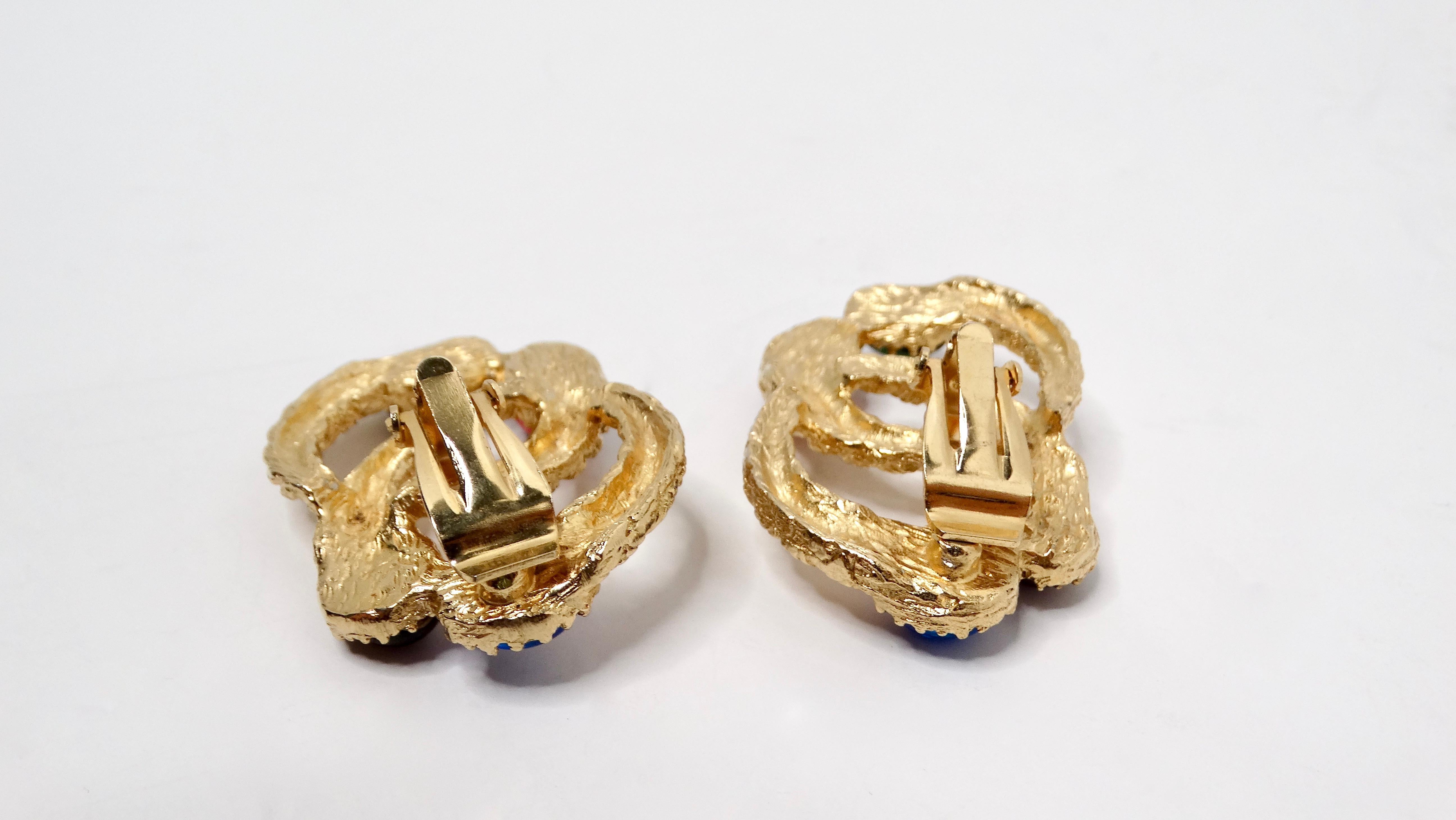 Donna Orecchini a clip anni '80 di ispirazione Chanel con texture placcata oro 14k e tonalità Jewell in vendita