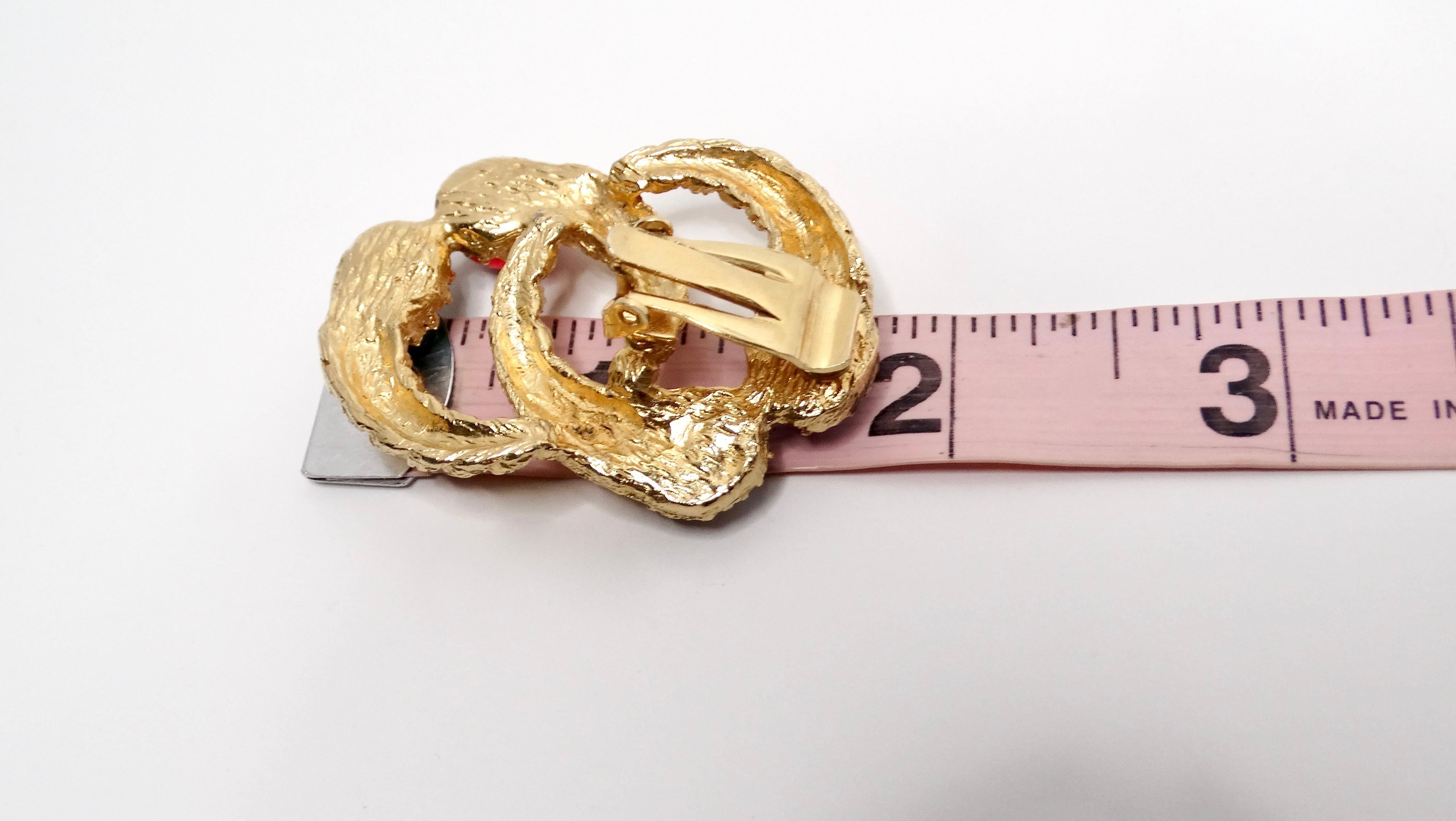 Orecchini a clip anni '80 di ispirazione Chanel con texture placcata oro 14k e tonalità Jewell in vendita 1