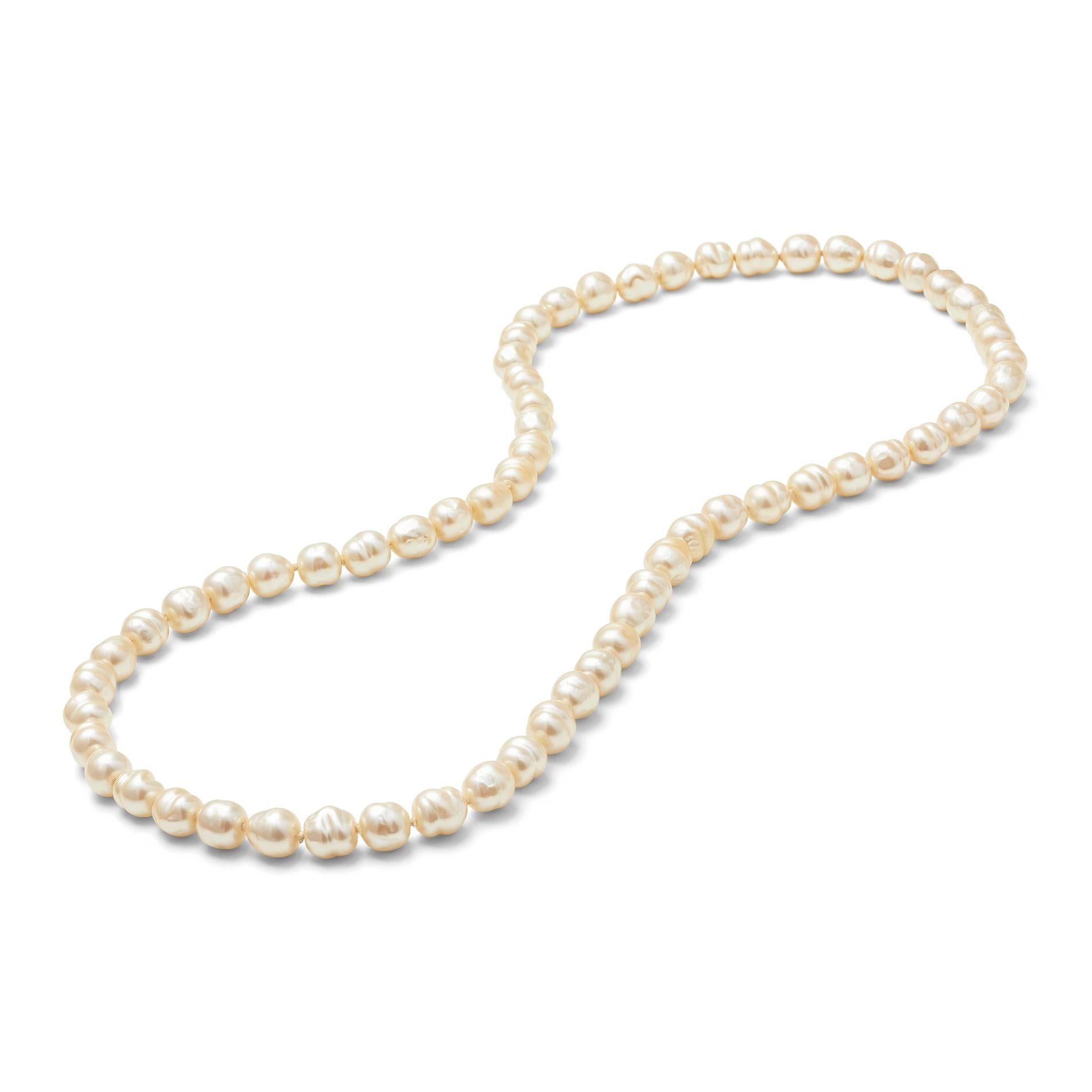1980er Jahre Chanel Champagner Farbe Barock Stil simulierte Perle Halskette. Seit Anfang des Jahrzehnts waren Karl Lagerfeld und Victoire de Castellane die Kreativdirektoren des Hauses für Mode bzw. Schmuck. Dieses individuell geknüpfte,