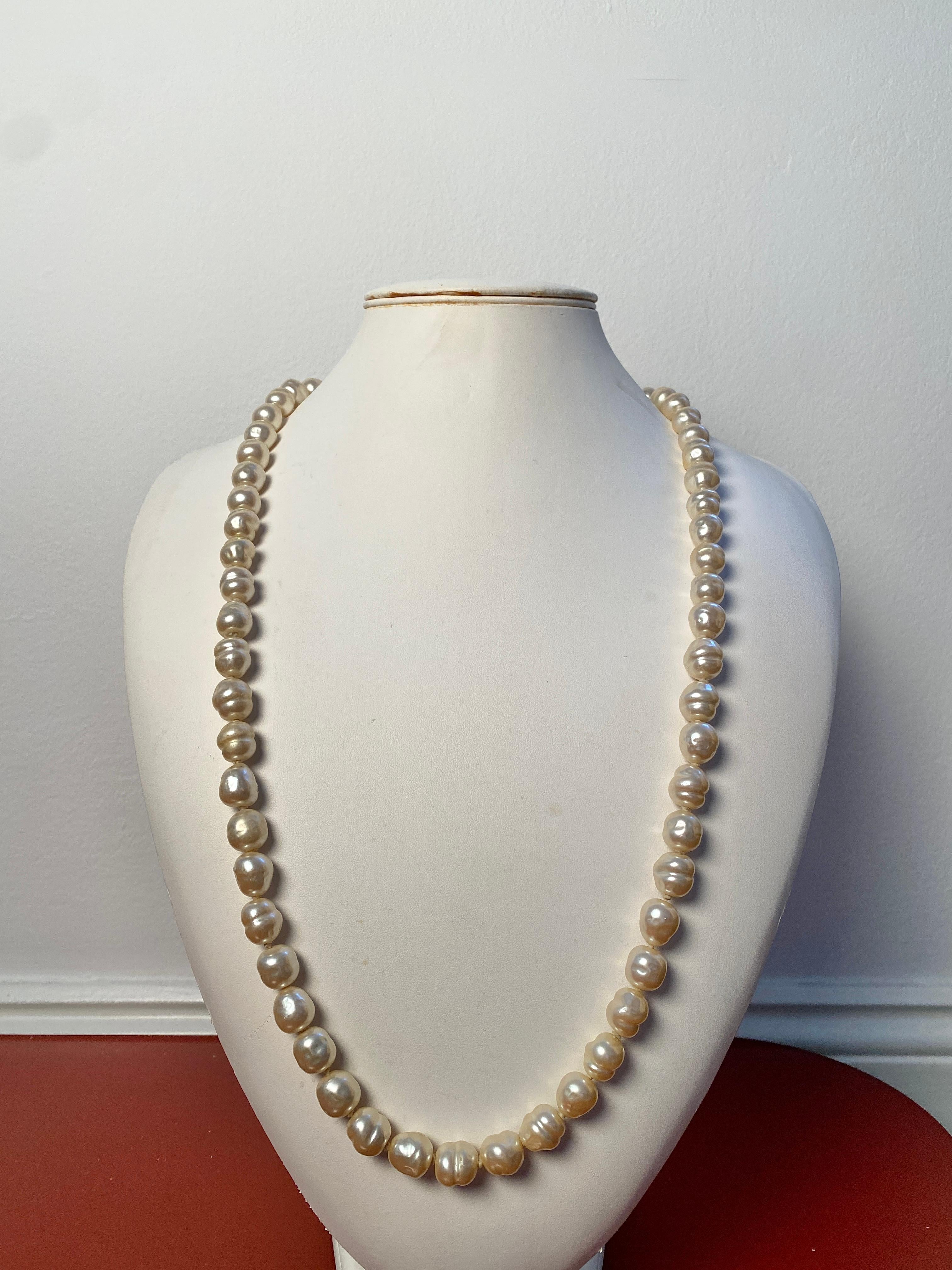 1980s Chanel Large Baroque Pearl Soutoir Necklace In Excellent Condition For Sale In London, GB