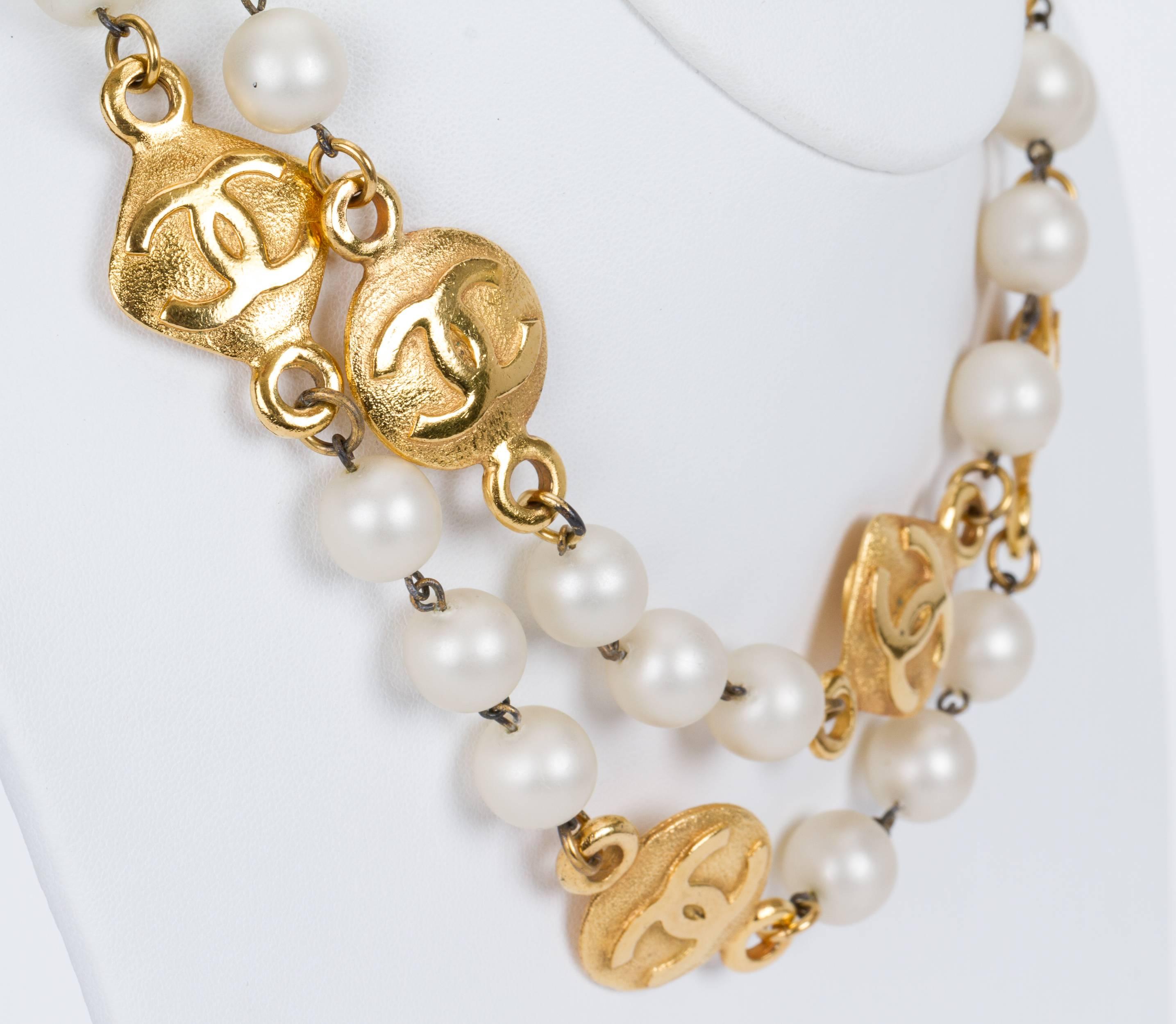 1980's Chanel Large Pearl Necklace With Coin In Good Condition In West Hollywood, CA
