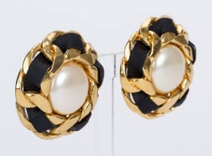 Chanel-Ohrringe aus den 1980er Jahren mit übergroßen Perlen, Leder und goldener Kette
