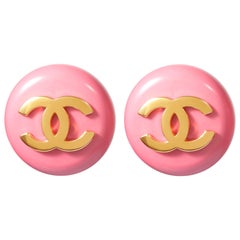 1980er Chanel Pink Lucite Gold Logo Ohrringe