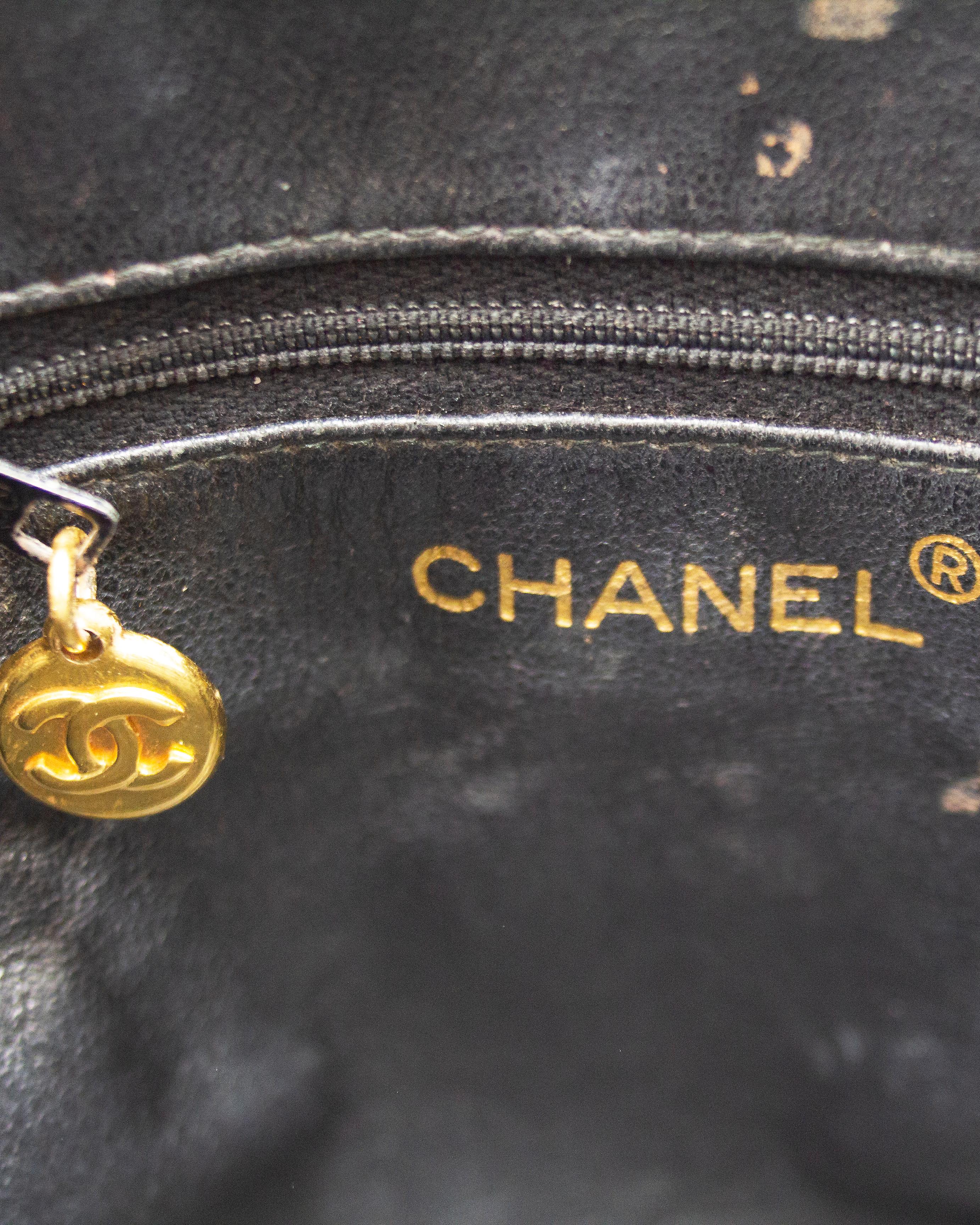 1980er Chanel Gesteppte Leder Crossbody Tasche  im Angebot 2