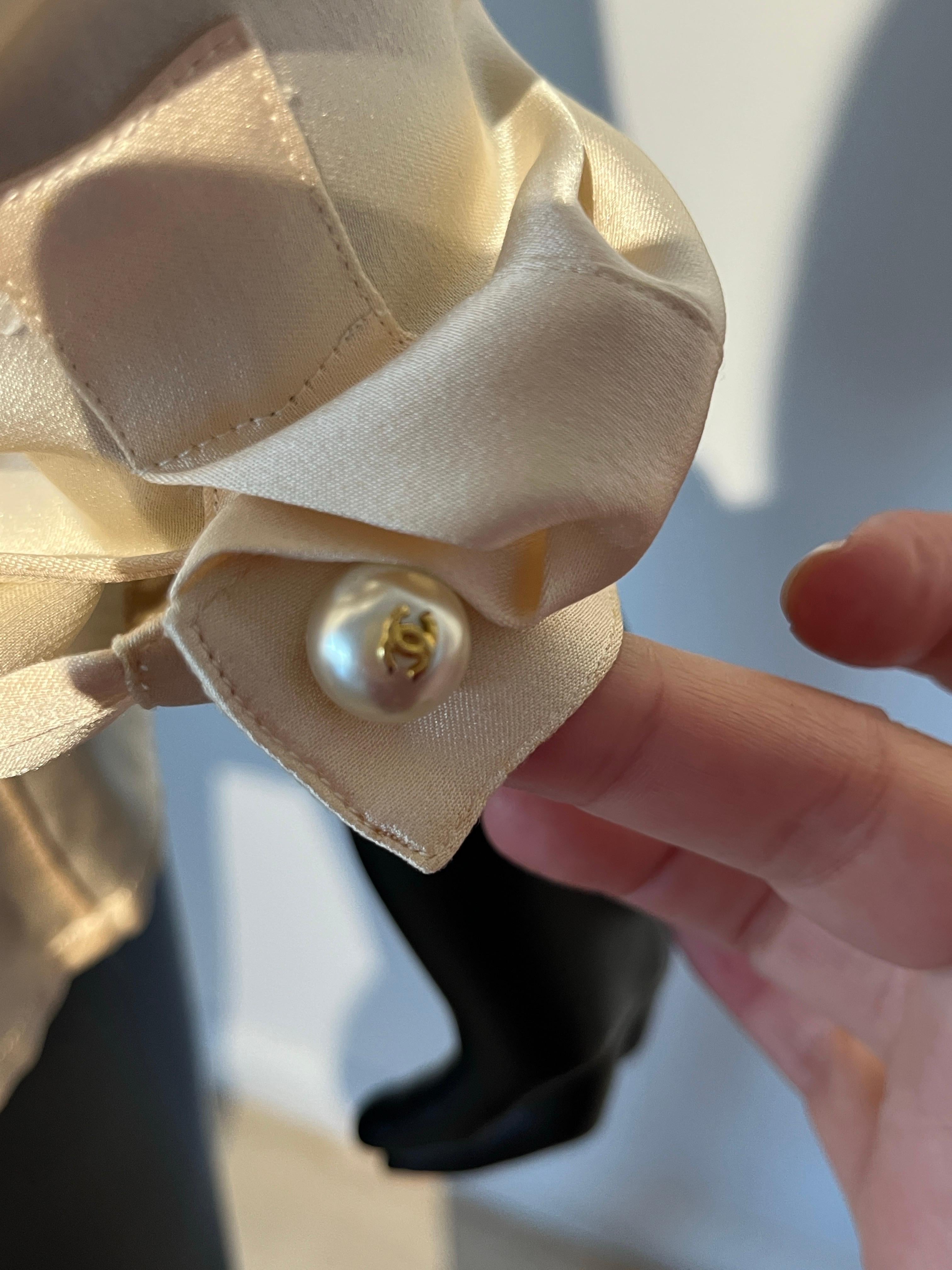 Donna Camicetta in seta Chanel anni '80 in vendita