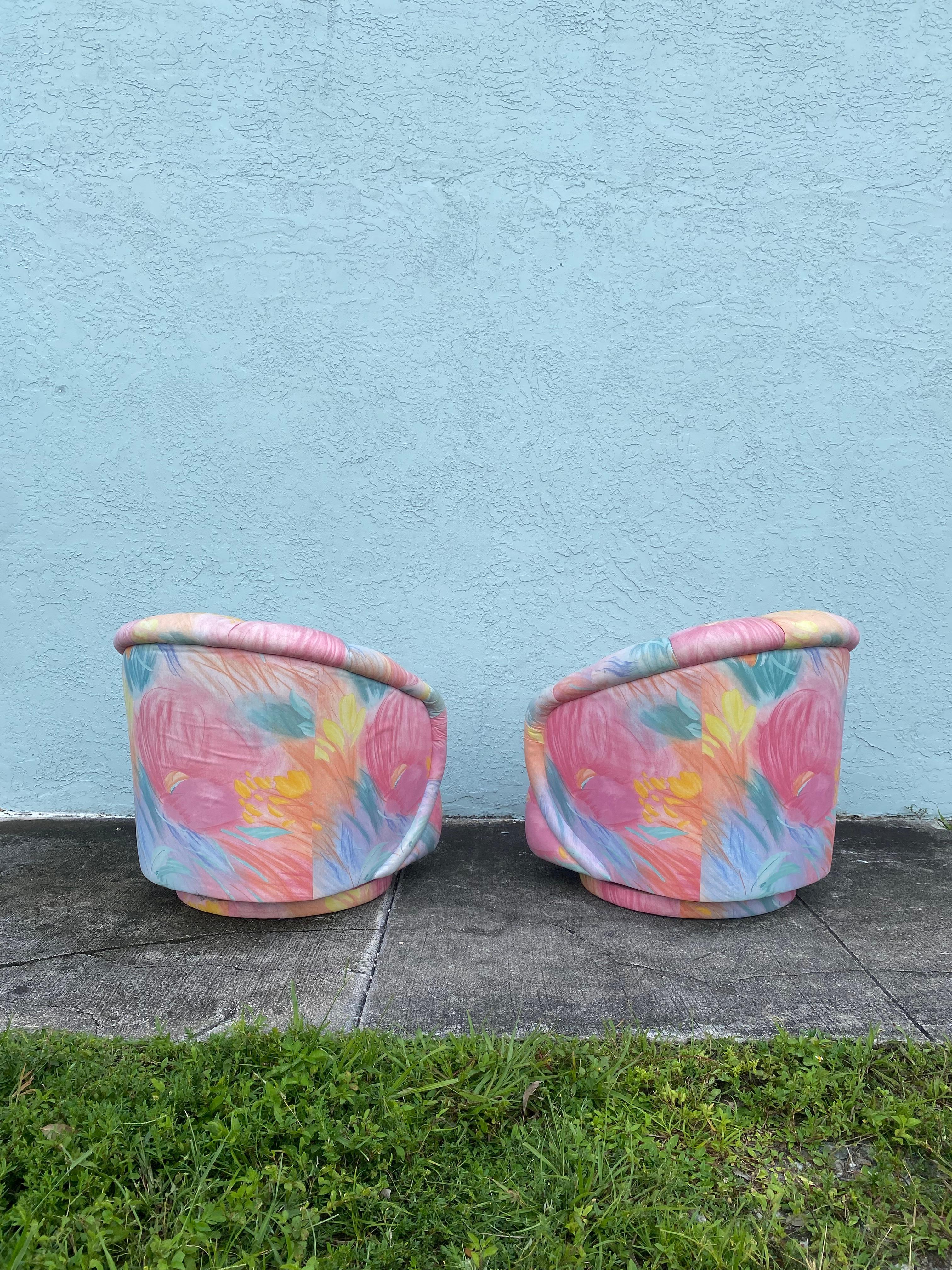 1980s Channel Baughman Croissant Style  Floral Swivel Chairs, Set of 2 In Good Condition For Sale In Fort Lauderdale, FL