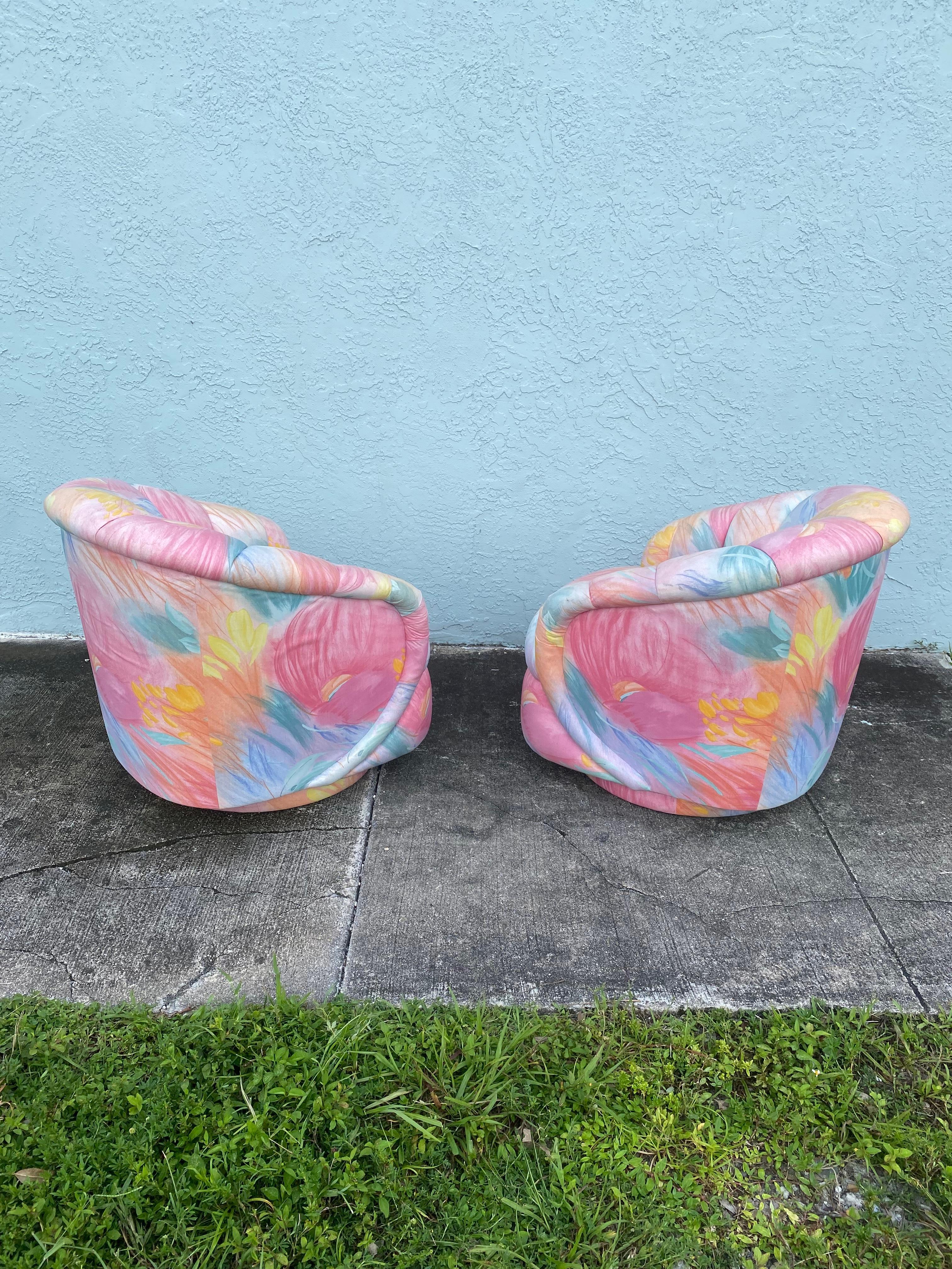 1980er Jahre Channel Baughman Croissant-Stil  Florale Drehstühle, 2er-Set im Angebot 1