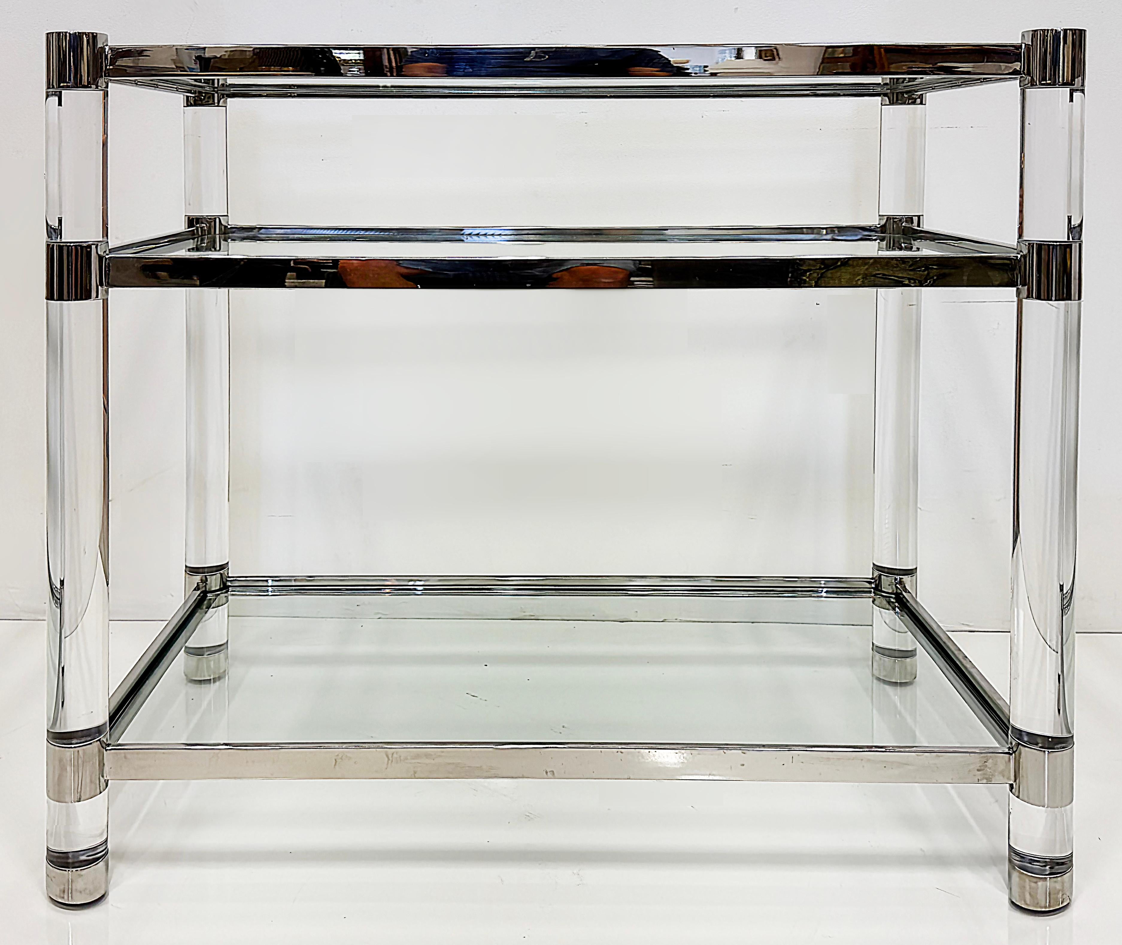 Tavolo server da bar a secco degli anni '80 in stile Charles Hollis Jones in lucite e cromo

In vendita c'è un tavolo da bar in stile Charles Hollis Jones degli anni '80, in lucite e cromo. Questo pezzo imponente e sostanzioso è dotato di 3 piani in
