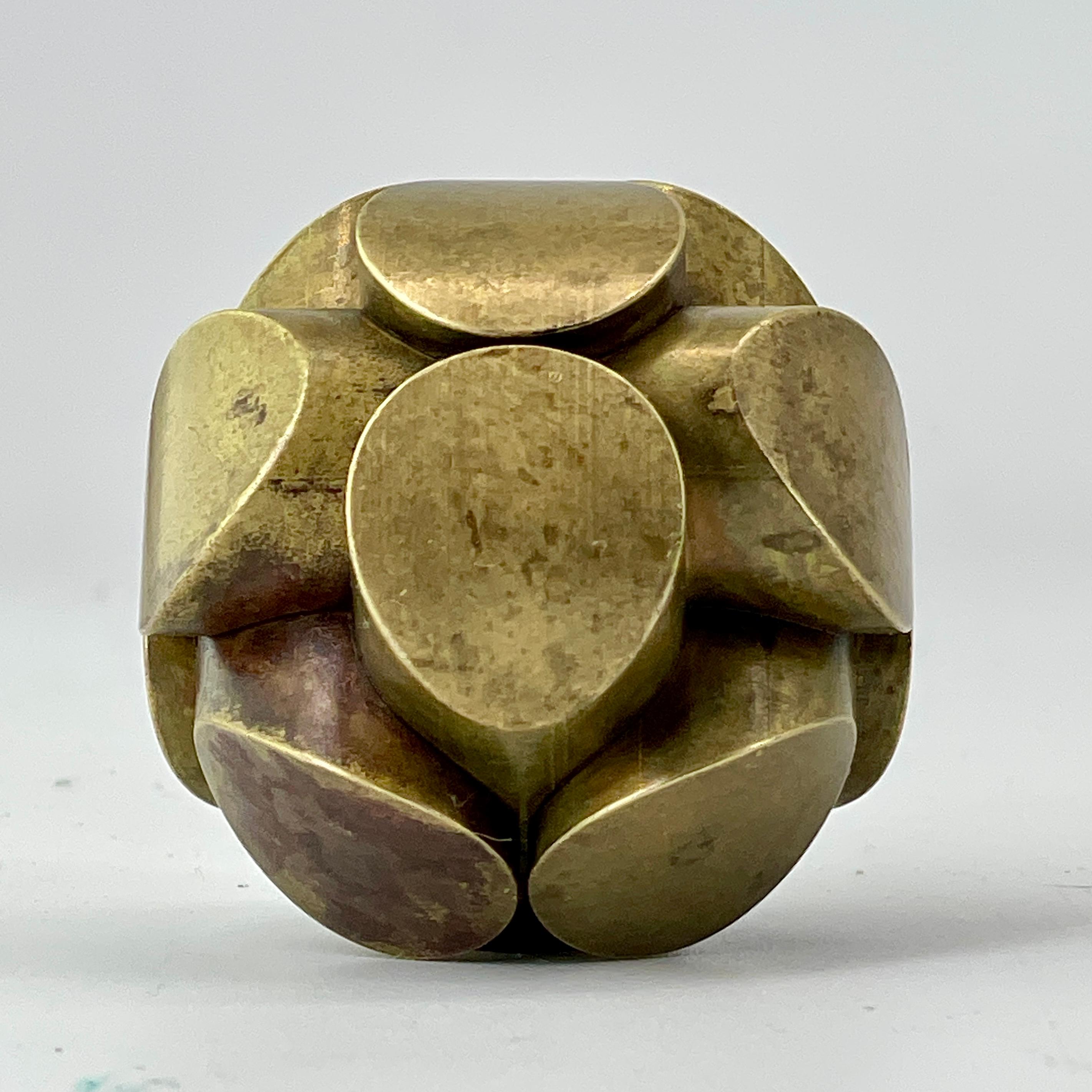 USA, ca. 1980er Jahre. Vintage Charles O. Perry Messing Kugel Puzzle Skulptur. Der Entwurf stammt aus den 1960er Jahren. Handwerkliche Präzision, mathematisches Design. Kann demontiert und wieder zusammengebaut werden. Signiert vom Künstler. Sockel