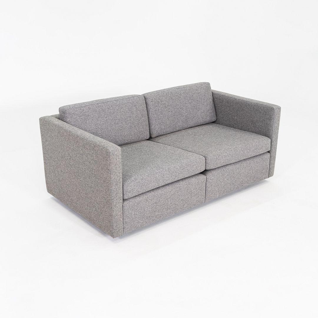 Il s'agit d'un canapé à deux places, conçu à l'origine par Charles Pfister pour Knoll en 1971. Cet exemplaire a été produit aux États-Unis dans les années 1980. Le design se caractérise par des lignes épurées, une silhouette en forme de boîte et un