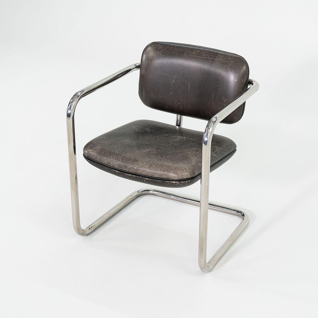Il s'agit d'un fauteuil 'Halston' ultra rare, conçu par Charles Pfister pour la Metropolitan Furniture Company en 1979. Cet exemple date des années 1980. Elle a été acquise auprès d'un ancien représentant de Metropolitan Furniture qui apportait