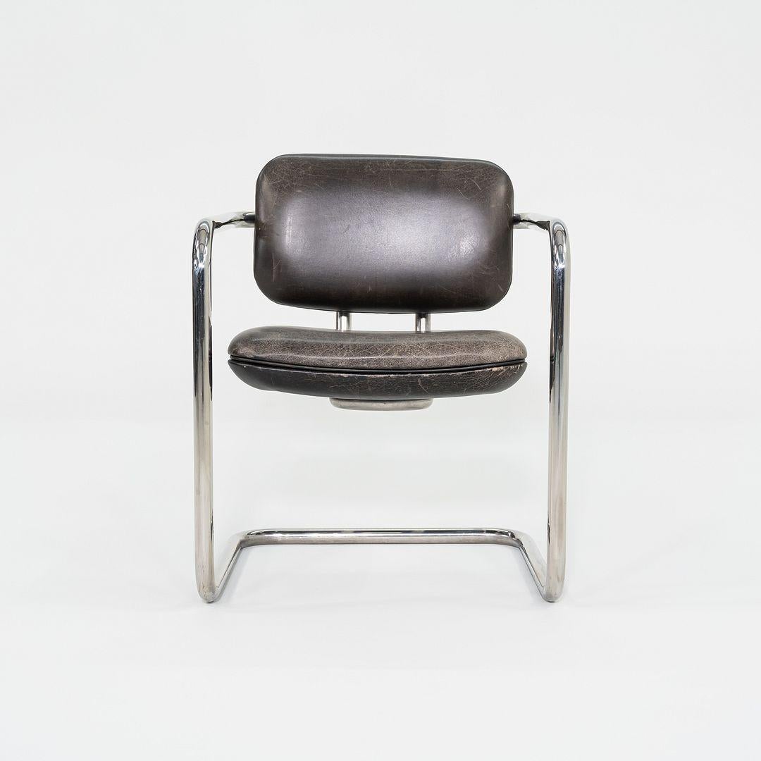 Moderne Fauteuil Halston des années 1980 de Charles Pfister en acier inoxydable et cuir noir en vente