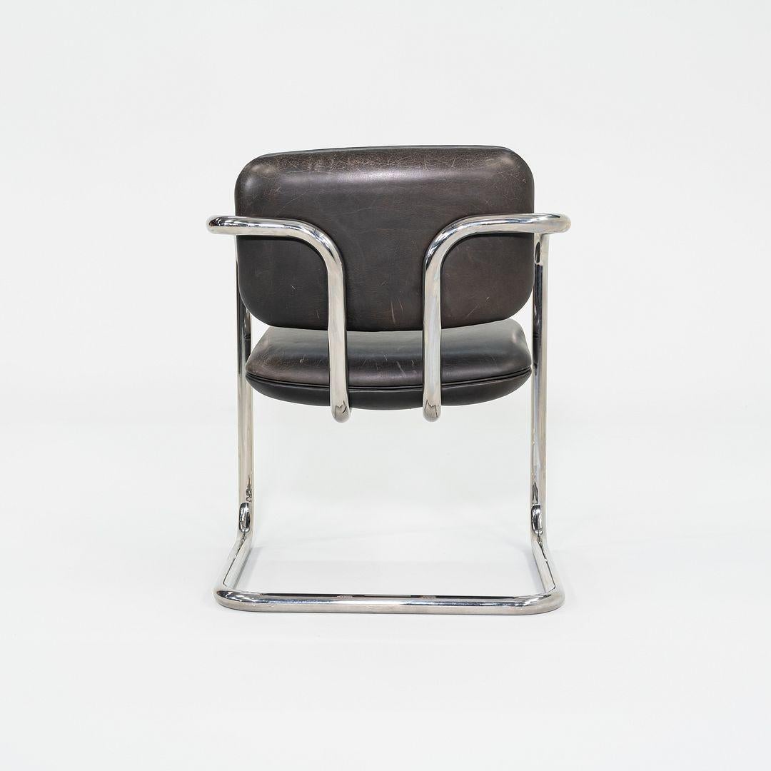 Acier Fauteuil Halston des années 1980 de Charles Pfister en acier inoxydable et cuir noir en vente