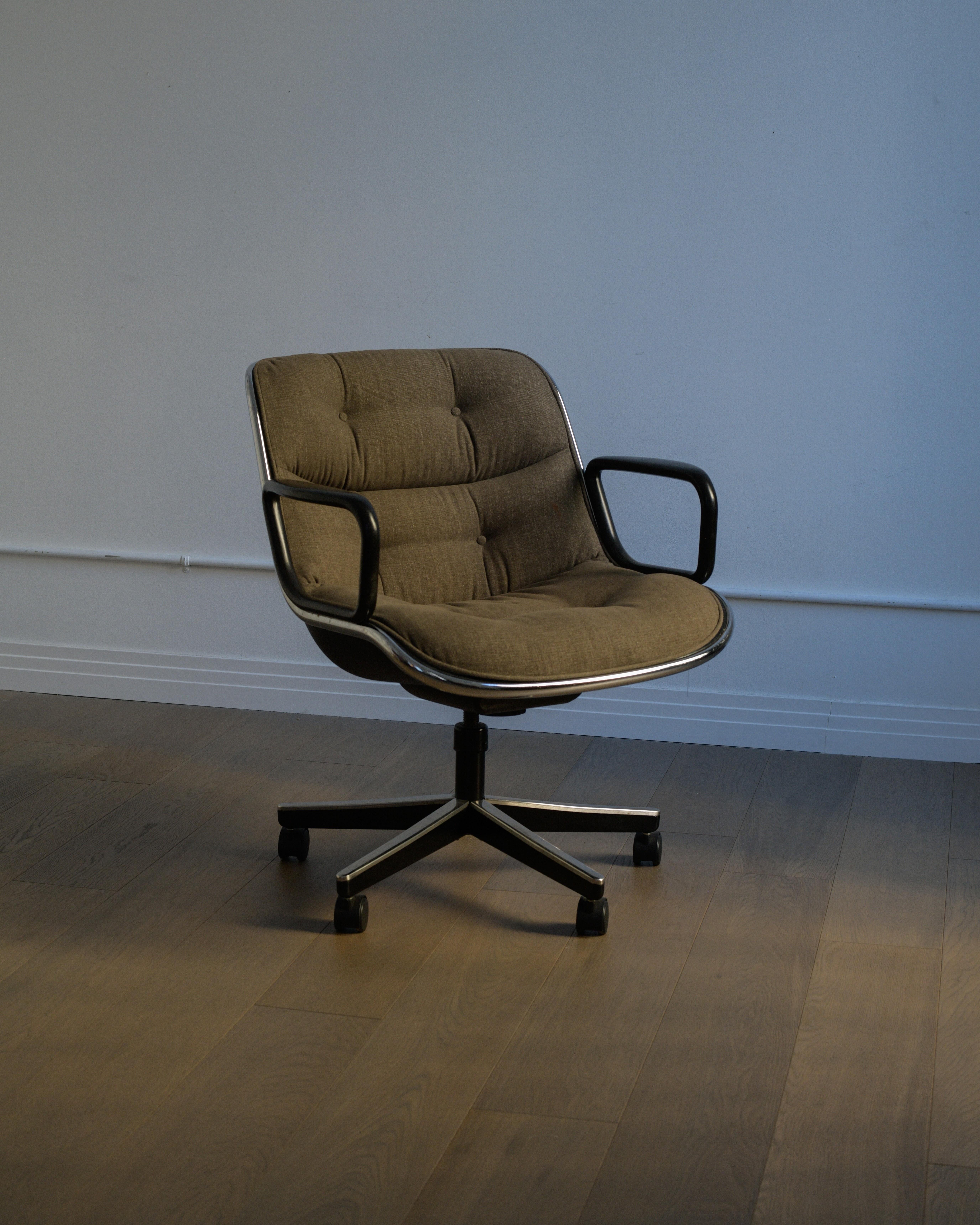 Mid-Century Modern 1980s Charles Pollock Executive Chairs for Knoll in grey fabric For Sale