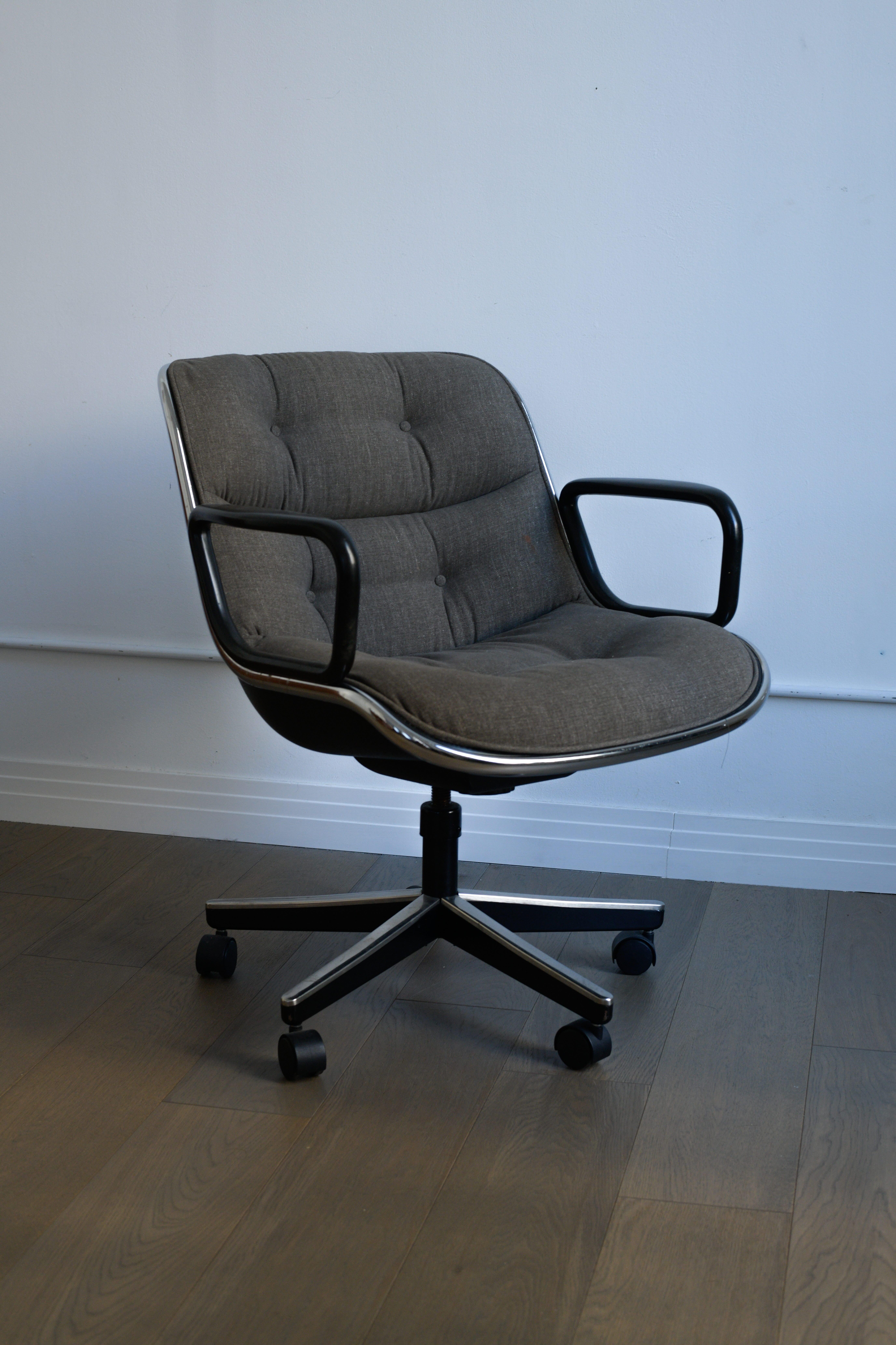 American 1980s Charles Pollock Executive Chairs for Knoll in grey fabric For Sale