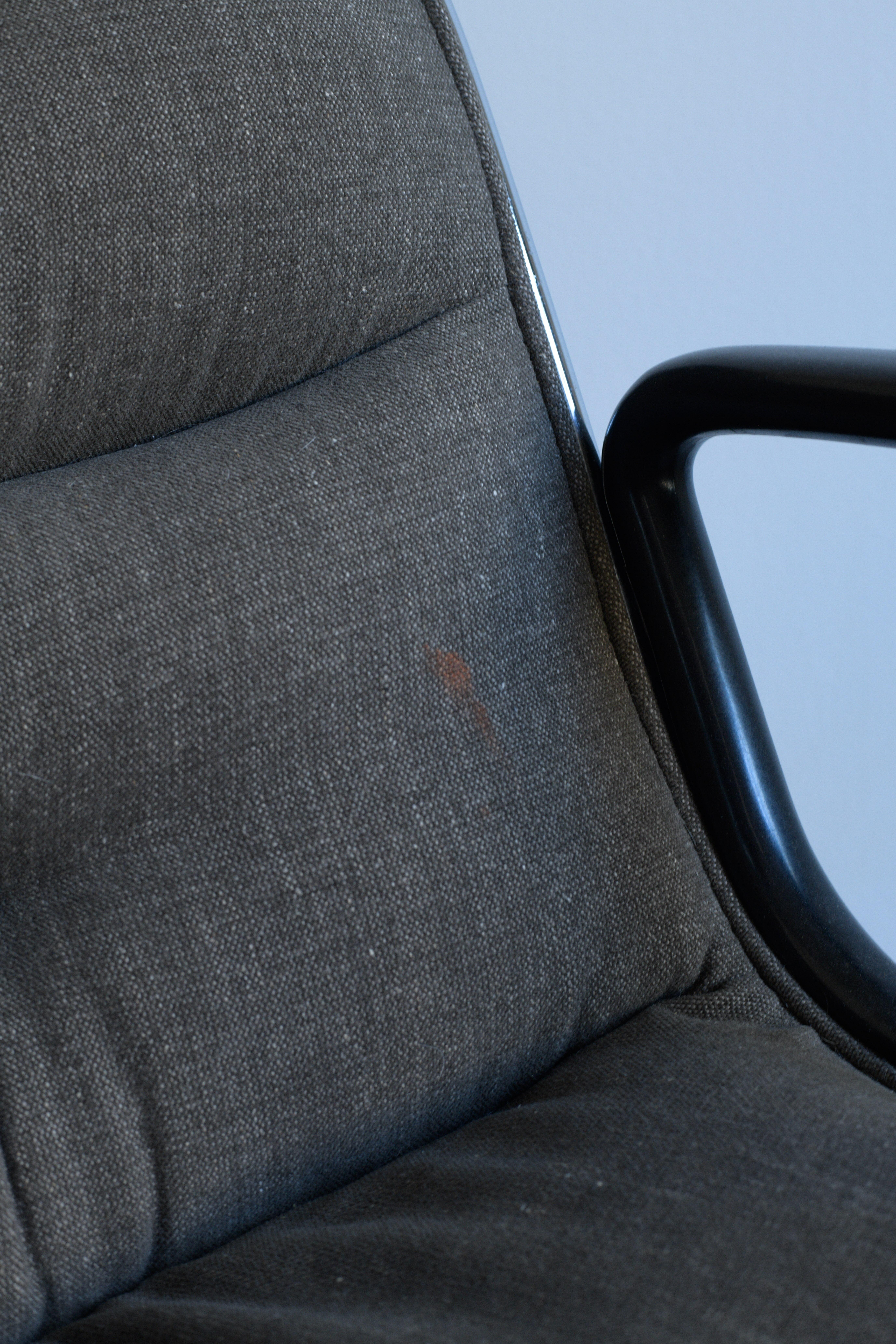 Molded 1980s Charles Pollock Executive Chairs for Knoll in grey fabric For Sale