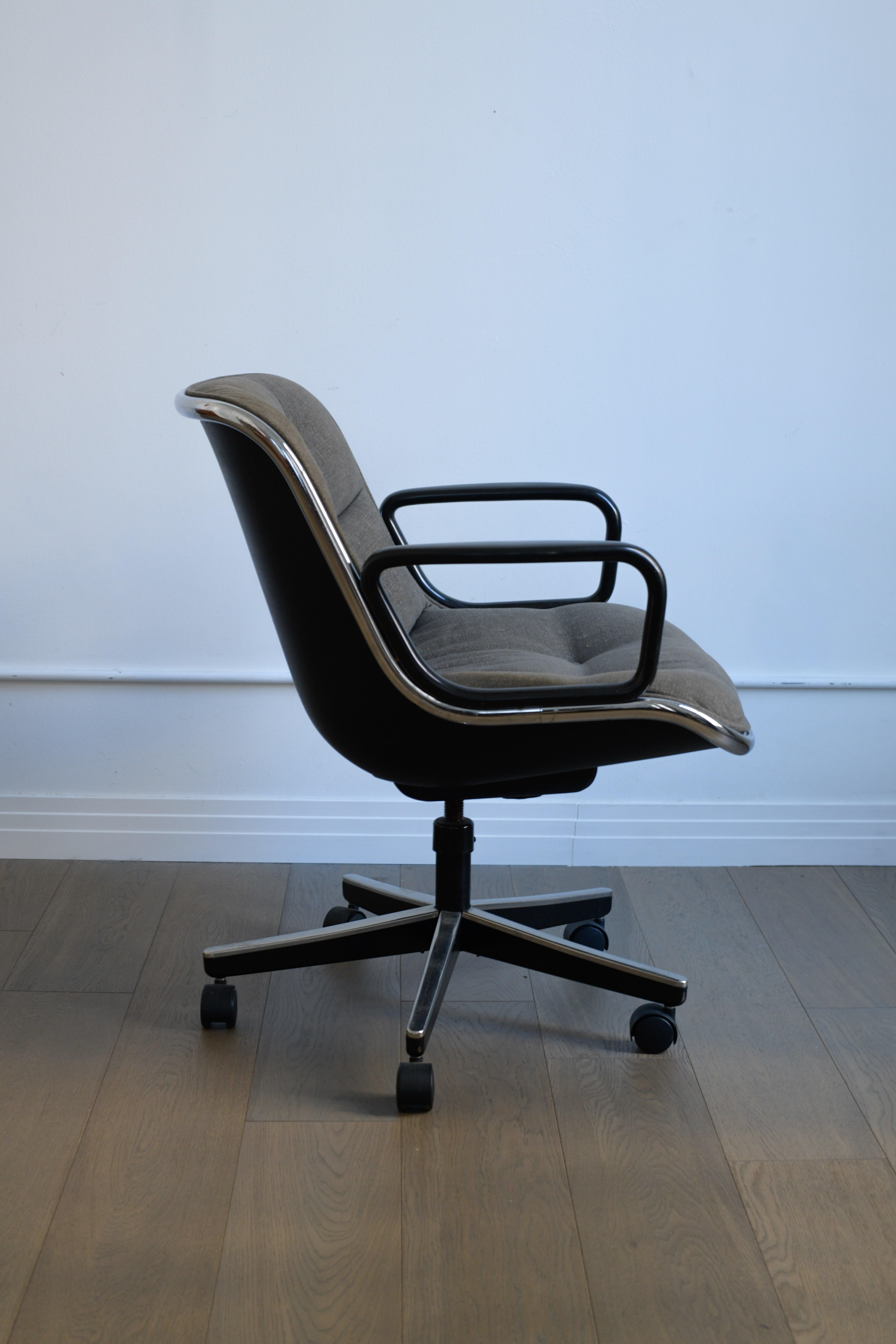 1980s Charles Pollock Executive Chairs for Knoll in grey fabric In Good Condition For Sale In Los Angeles, CA