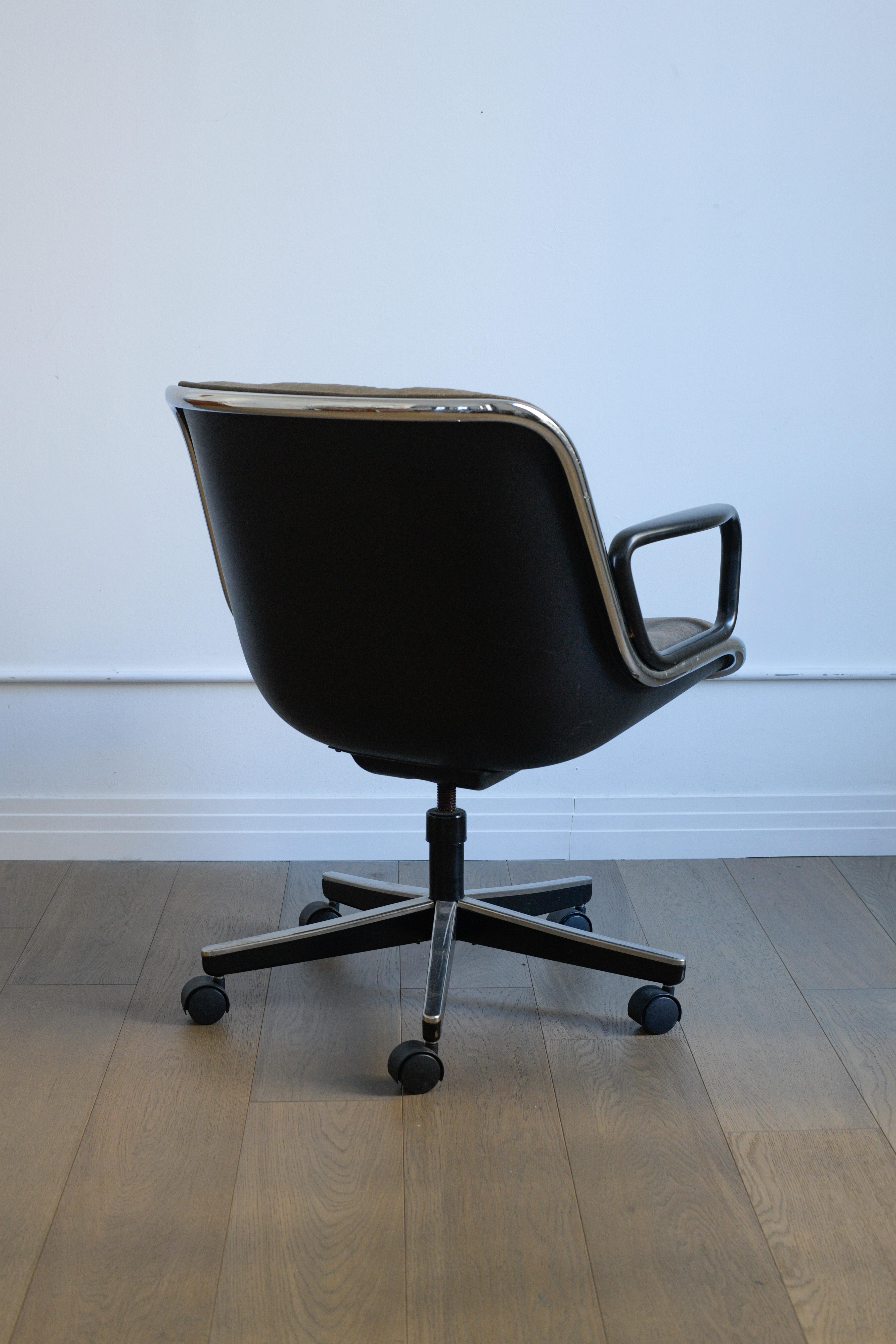 Late 20th Century 1980s Charles Pollock Executive Chairs for Knoll in grey fabric For Sale