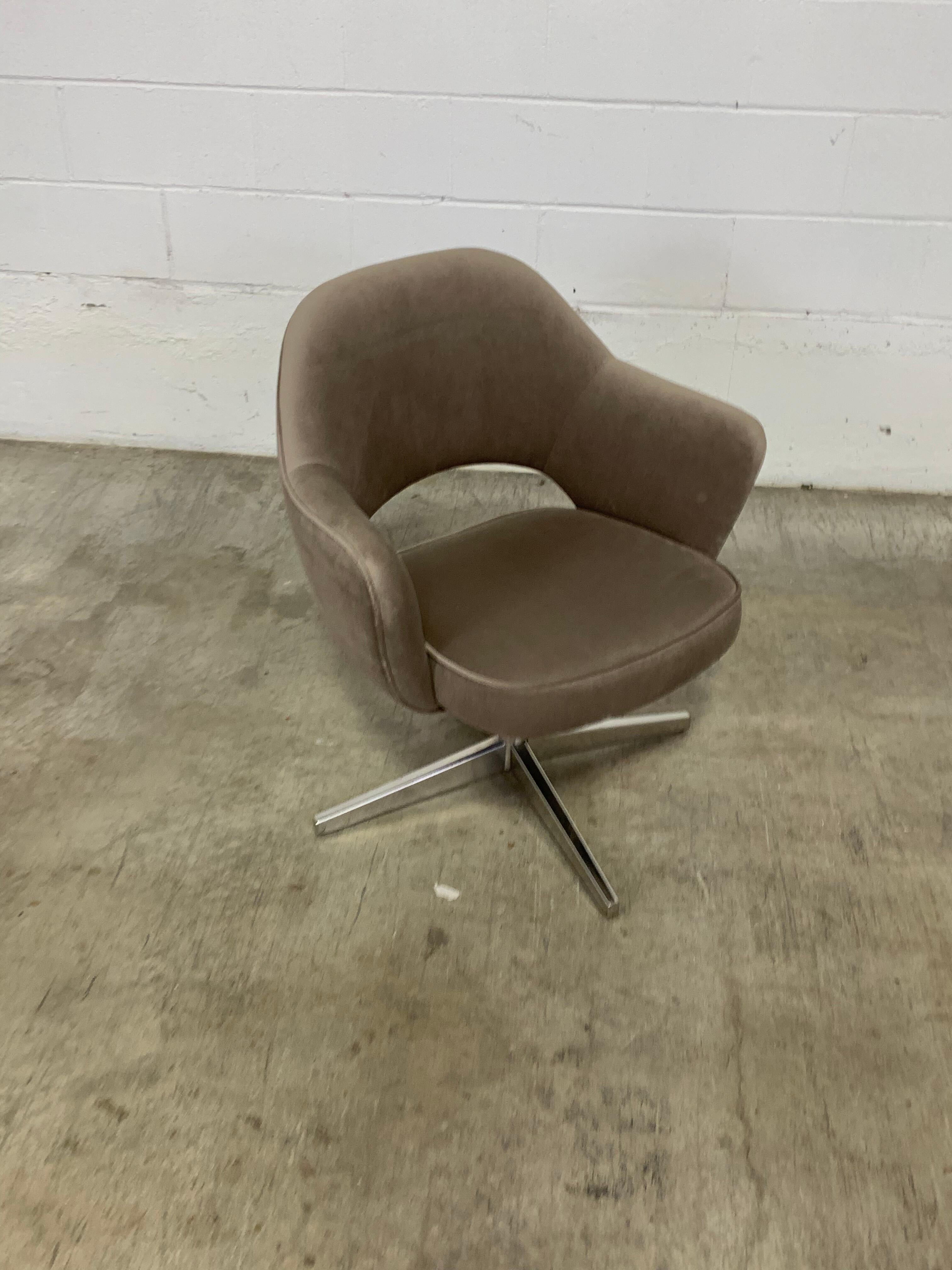 This authentic 1980s Charles Pollock Executive Chair for Knoll exemplifies timeless design and comfort. Featuring Pollock’s signature “rim technology”—a single aluminum band encircling the chair’s perimeter for structural integrity and visual appeal
