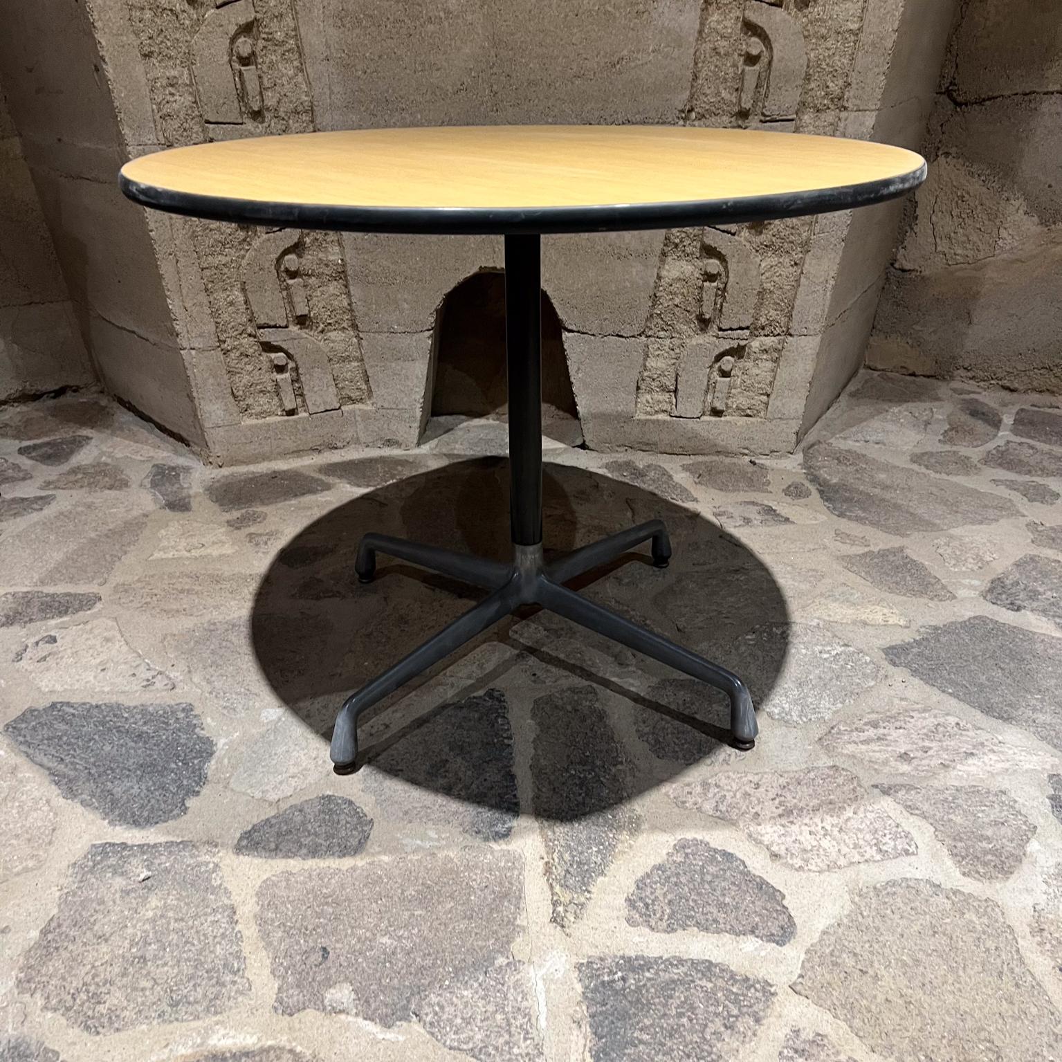 
Herman Miller Tisch
1980er Runder Tisch von Herman Miller Eames Aluminum Group HMA
Etikett des Herstellers vorhanden
Vier-Sterne-Gestell aus Aluminium und Stahl - Tischplatte aus Holzmaserung und Formica-Laminat
35,75 d x 27
Preowned original