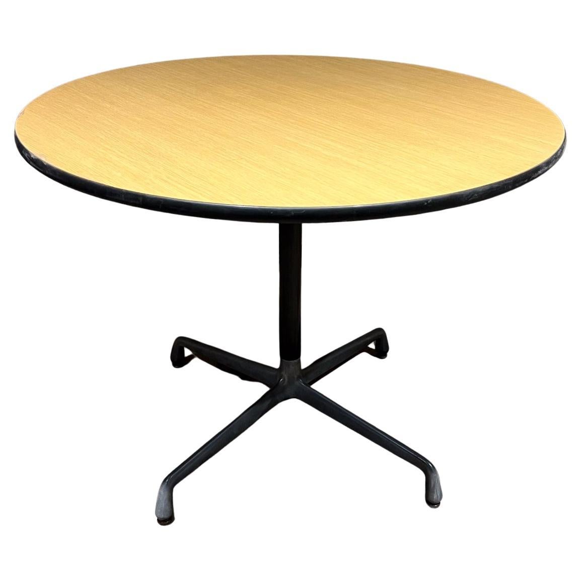 Tavolo Charles & Ray Eames degli anni '80 del Gruppo Herman Miller Aluminum