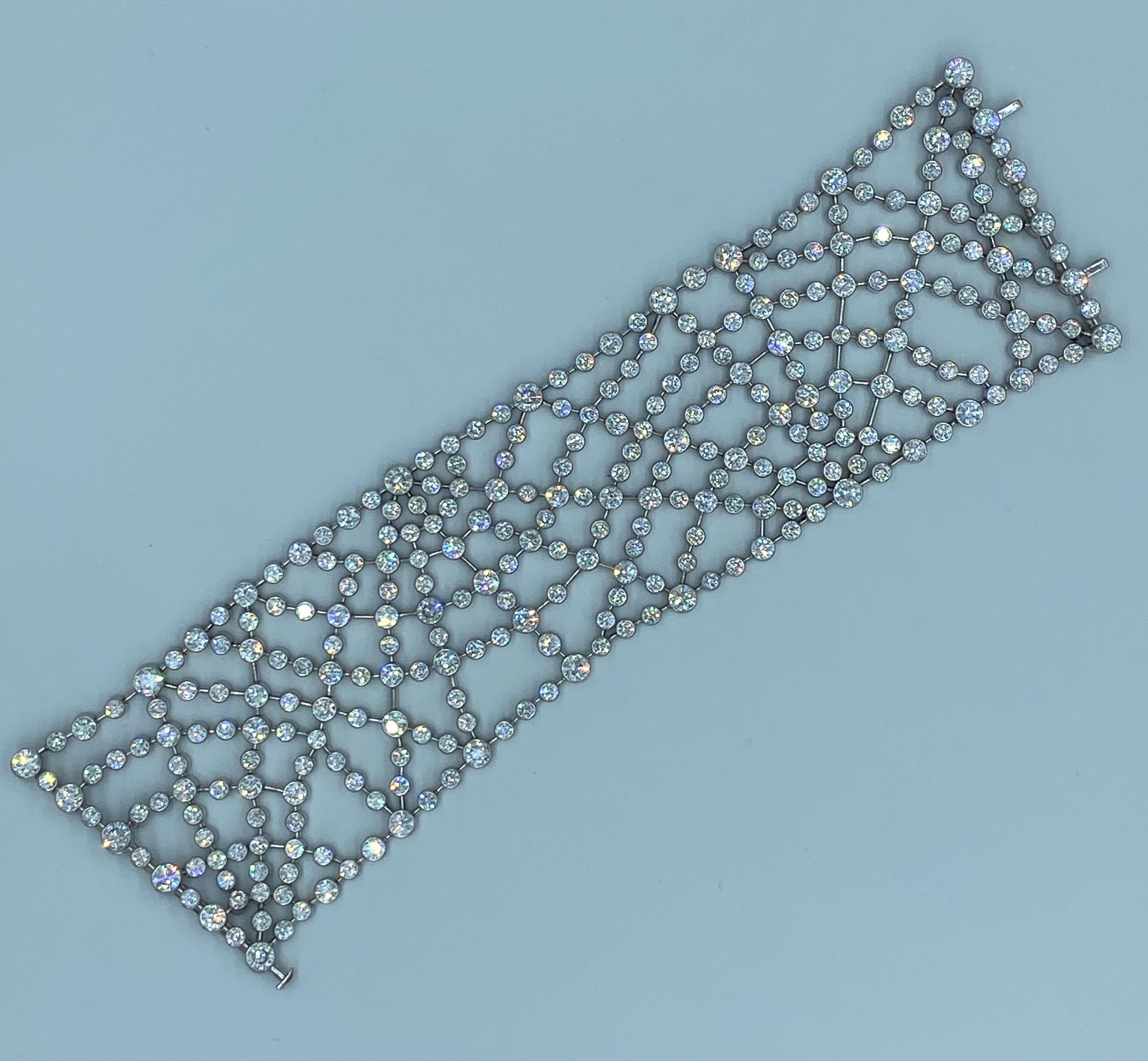 Ce bracelet manchette en or 18k et diamants des années 1980 de Chaumet est conçu en forme de toile d'araignée. Vendu dans sa boîte d'origine, il a été très peu porté. Le bracelet est composé d'environ 39,5 carats de diamants de couleur F et de