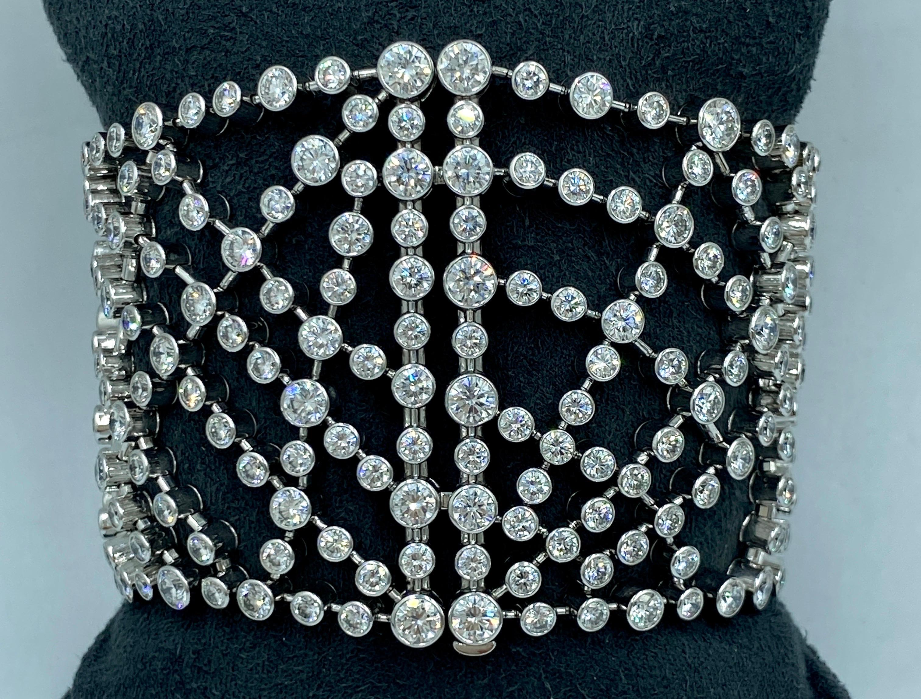 Chaumet, bracelet cobweb en or 18 carats et diamants des années 1980 dans son coffret d'origine Excellent état - En vente à London, GB