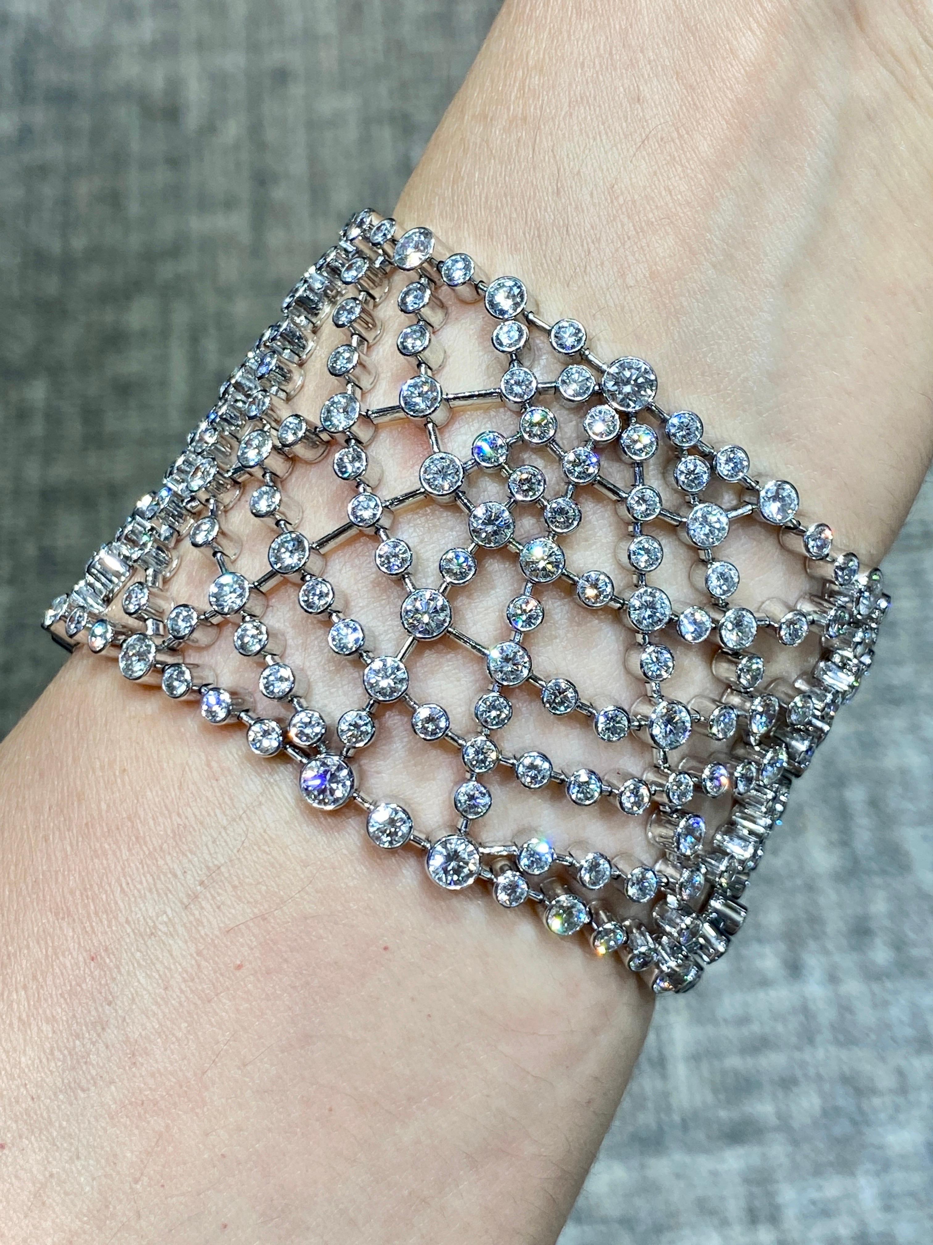 Chaumet, bracelet cobweb en or 18 carats et diamants des années 1980 dans son coffret d'origine Unisexe en vente