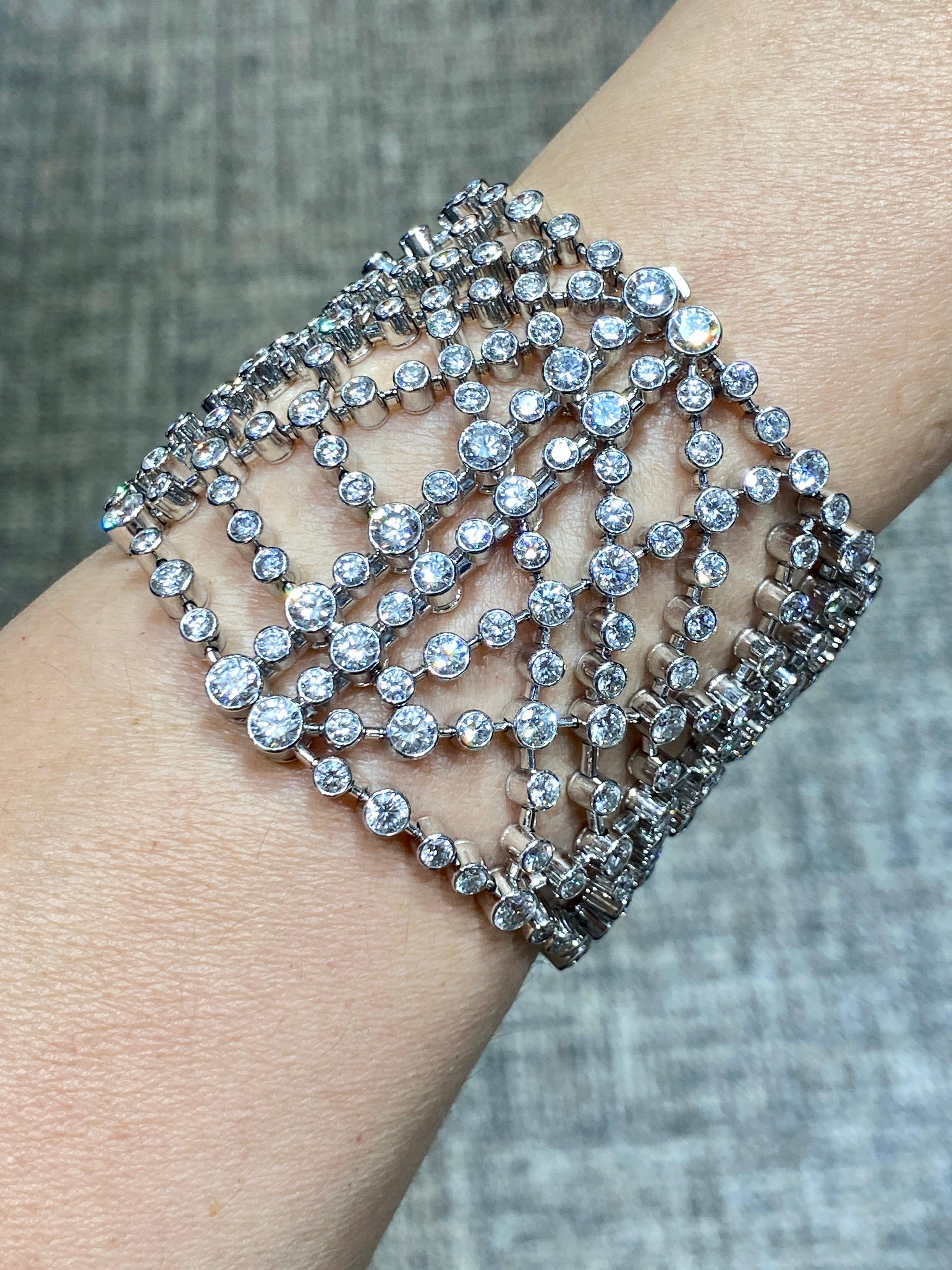 Chaumet, bracelet cobweb en or 18 carats et diamants des années 1980 dans son coffret d'origine en vente 1