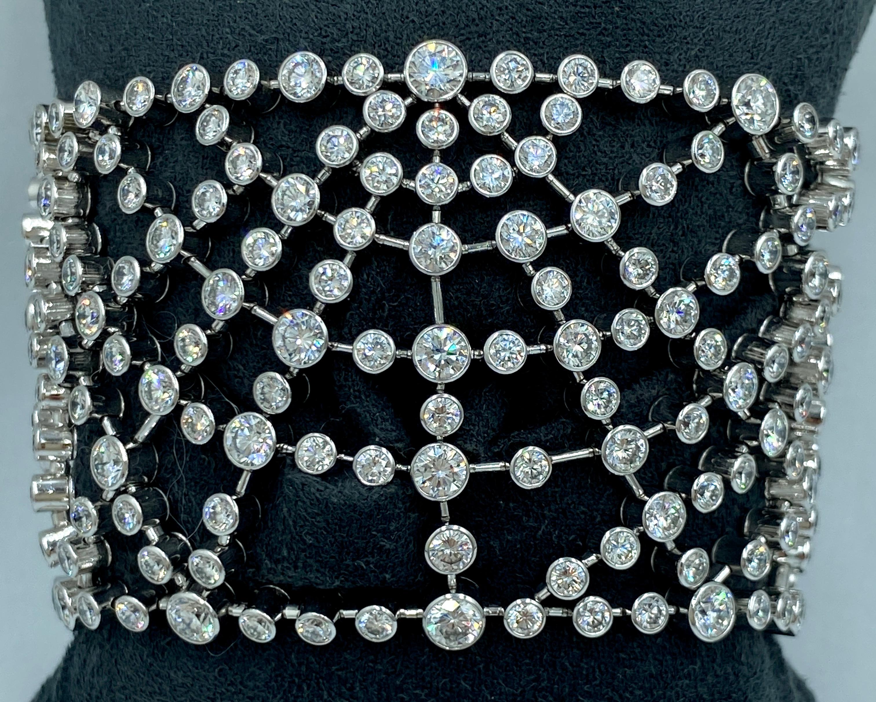 Chaumet, bracelet cobweb en or 18 carats et diamants des années 1980 dans son coffret d'origine en vente 2