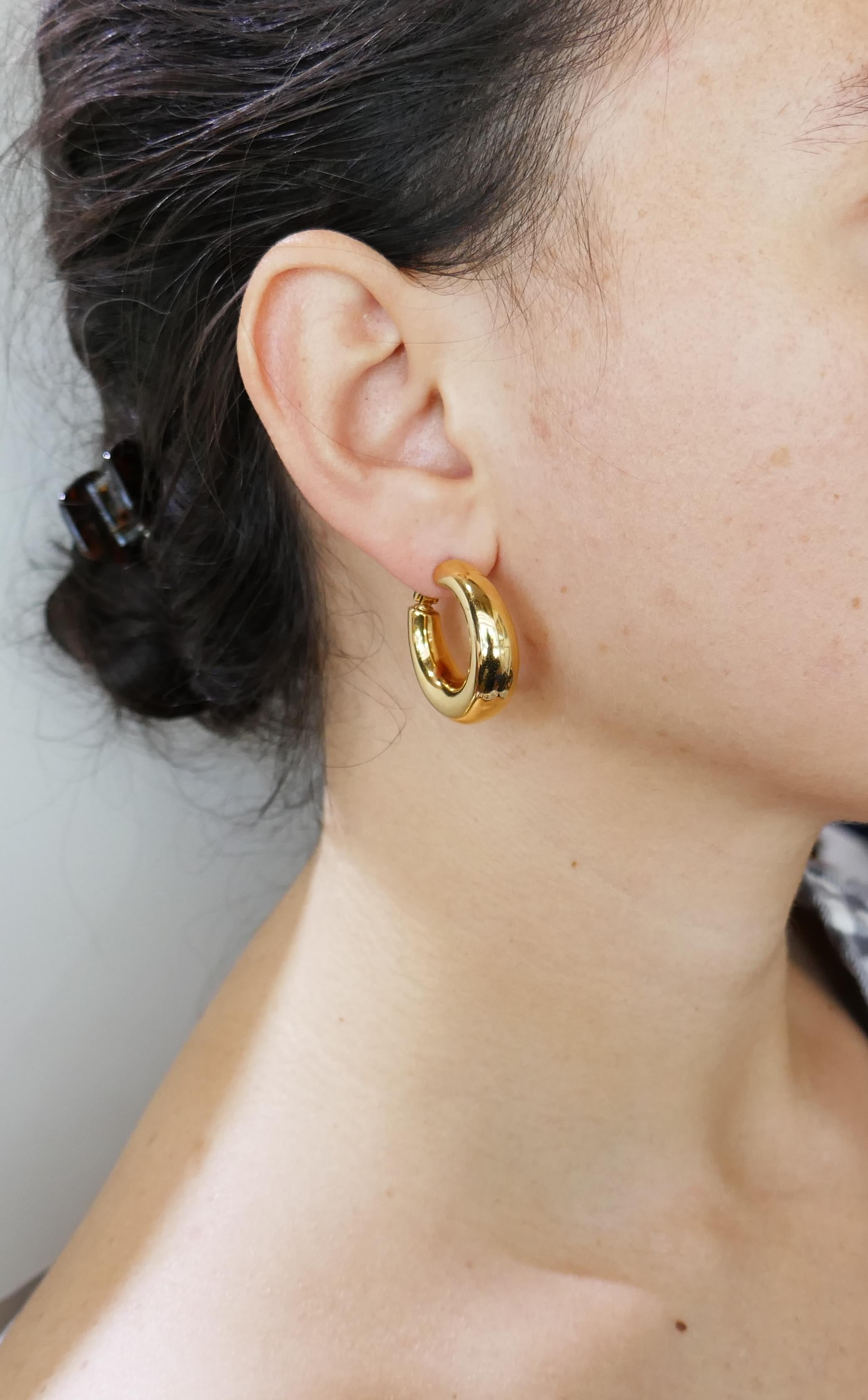 1980s Chaumet Paris Yellow Gold Hoop Earrings In Good Condition In Beverly Hills, CA