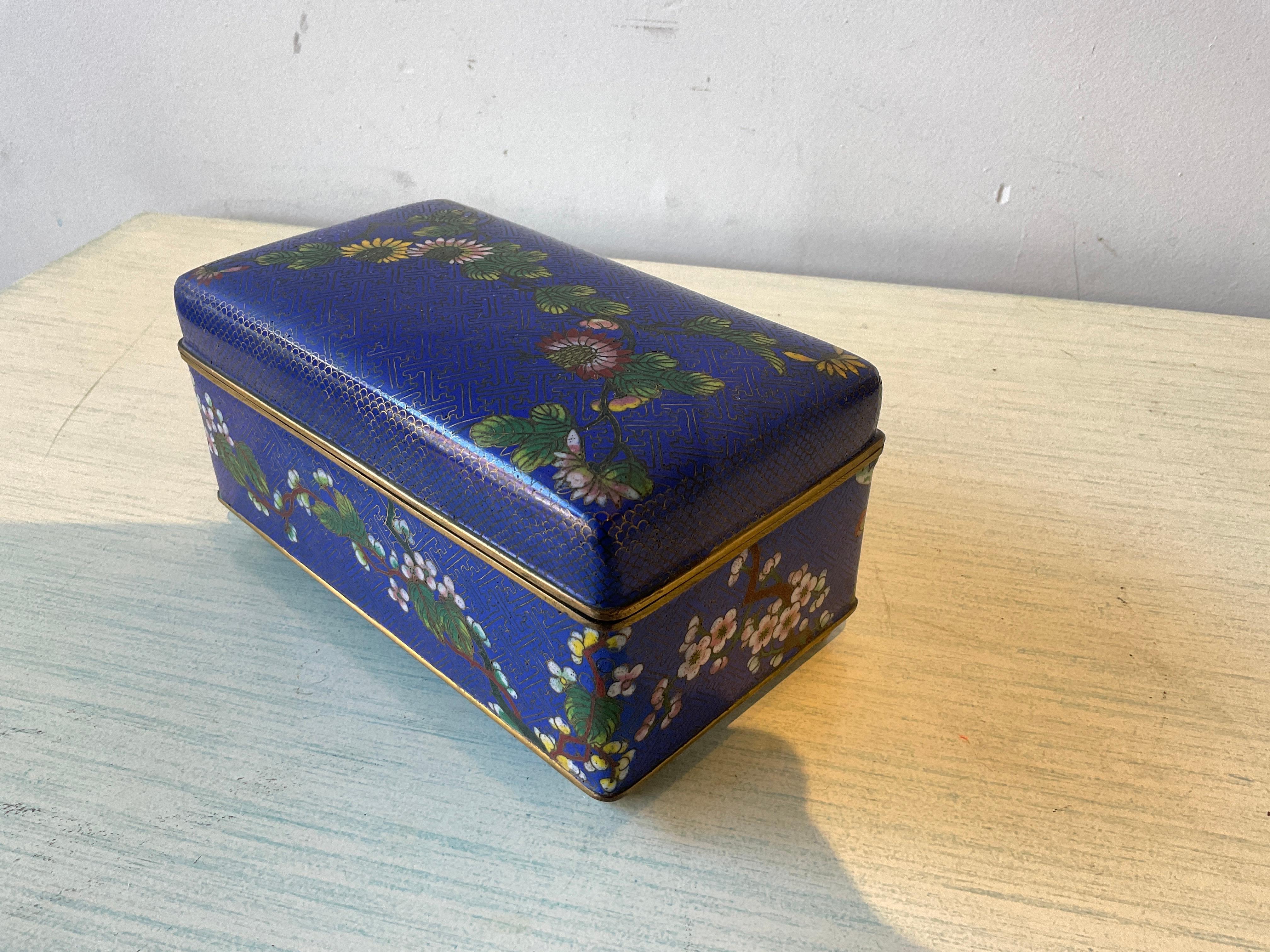 1980s Chinese Enamel Box In Good Condition For Sale In Tarrytown, NY