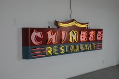 Insegna al neon di un ristorante cinese degli anni '80, oggetto cinematografico, tetto a pagoda, multicolore