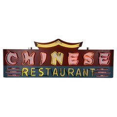 Insegna al neon di un ristorante cinese degli anni '80, oggetto cinematografico, tetto a pagoda, multicolore
