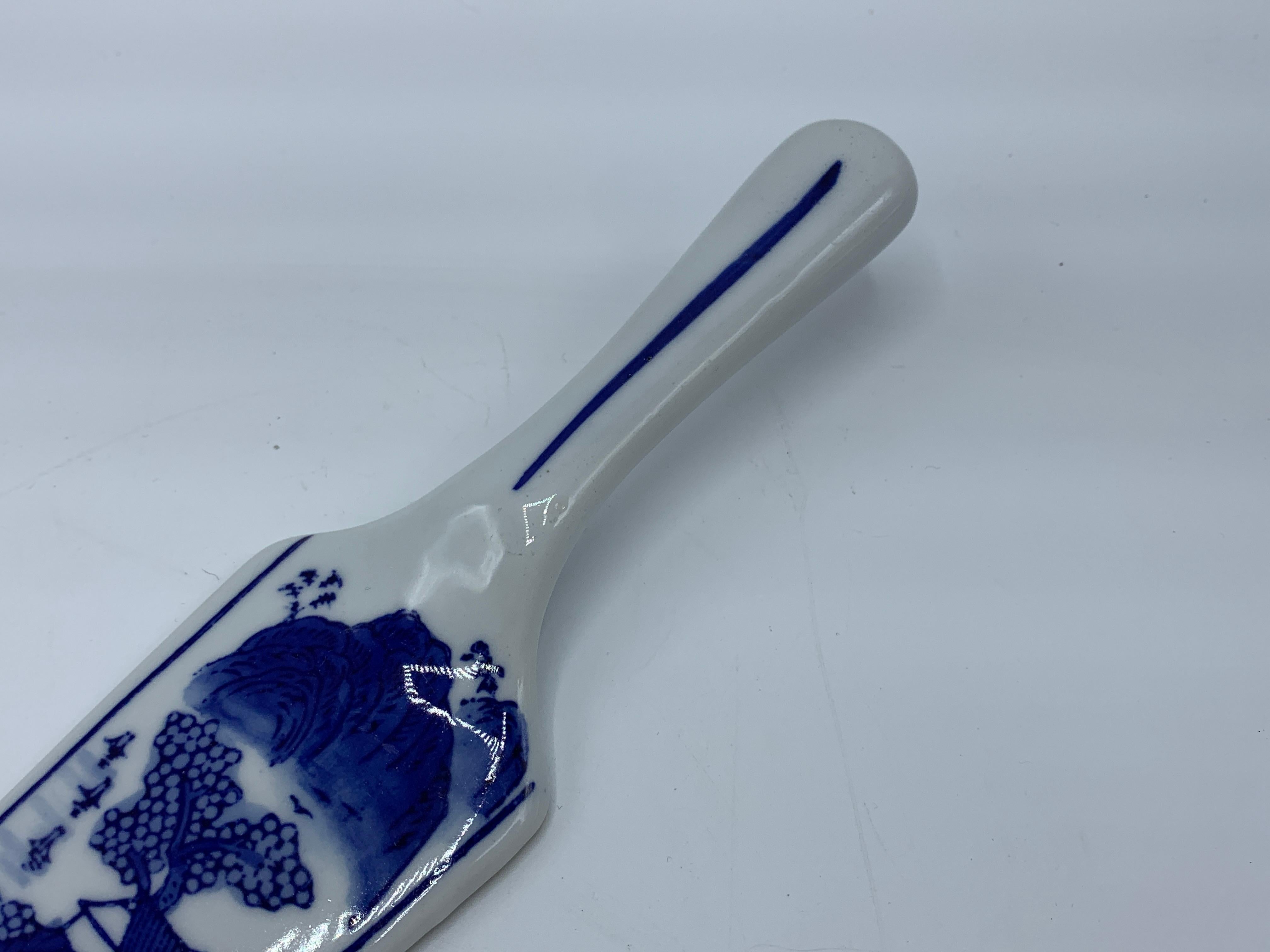 1980s Chinoiserie Blue and White 'Blue Willow' Cake Server In Good Condition For Sale In Richmond, VA