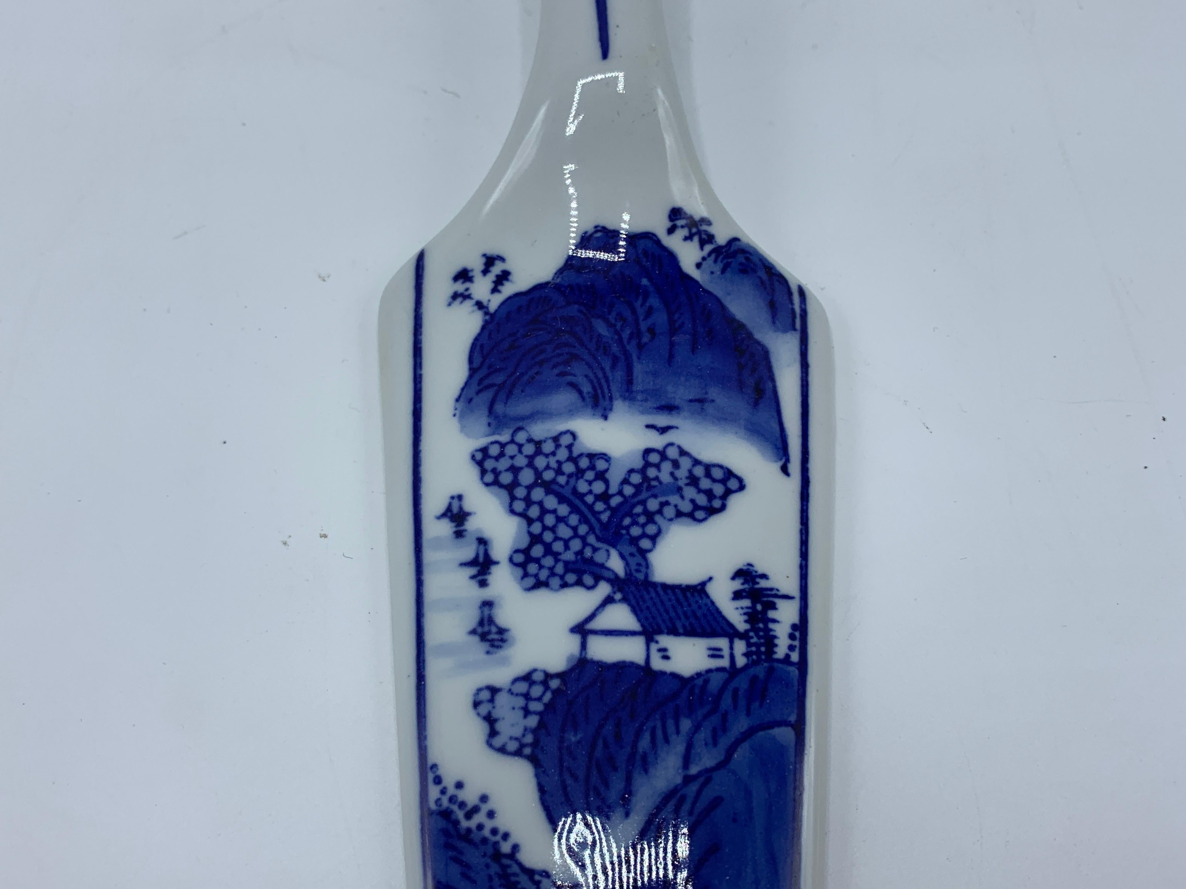 20th Century 1980s Chinoiserie Blue and White 'Blue Willow' Cake Server For Sale