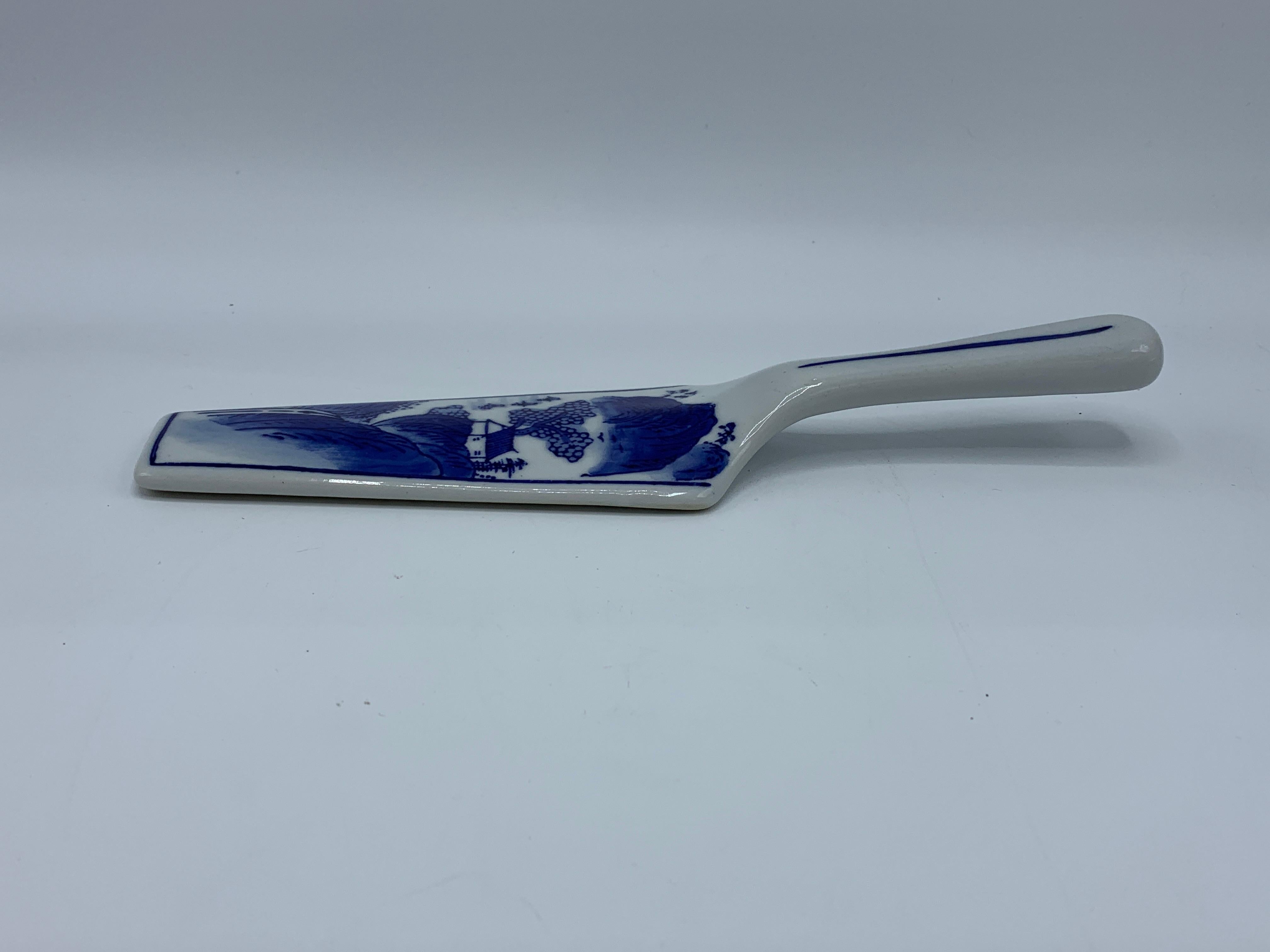 1980s Chinoiserie Blue and White 'Blue Willow' Cake Server For Sale 1