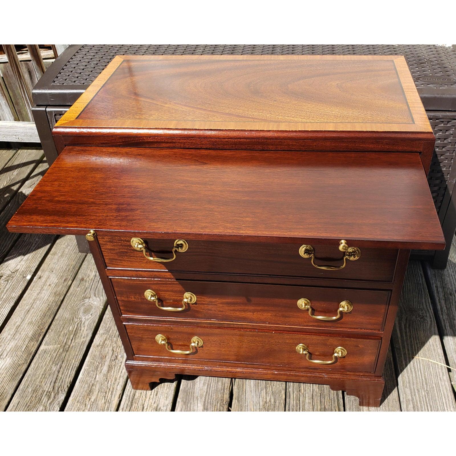 1980s Chippendale Solid Mahogany Bachelor Chest With Pull Out Tray In Good Condition In Germantown, MD