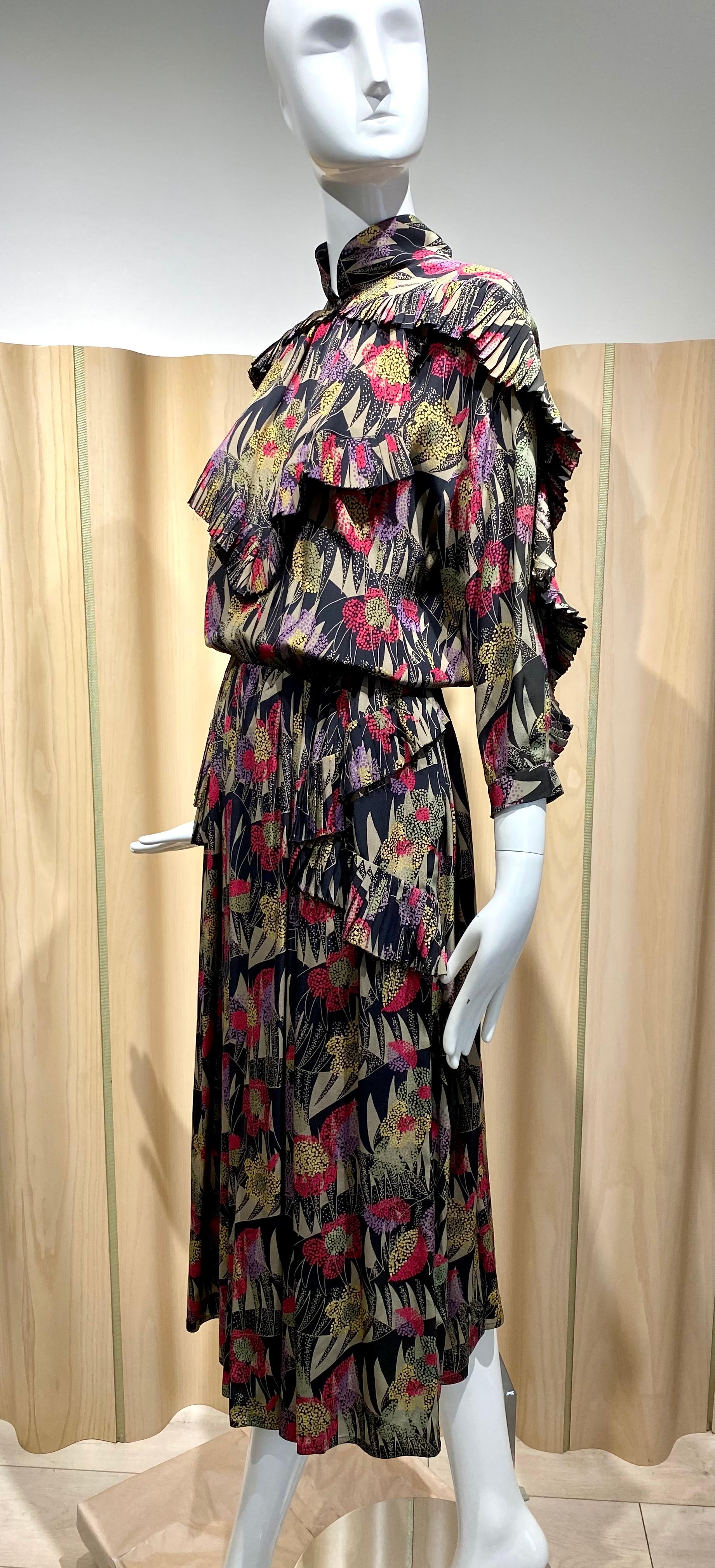 1980er Chloe Seidendruck-Kleid mit Nehru-Kragen. im Zustand „Hervorragend“ im Angebot in Beverly Hills, CA