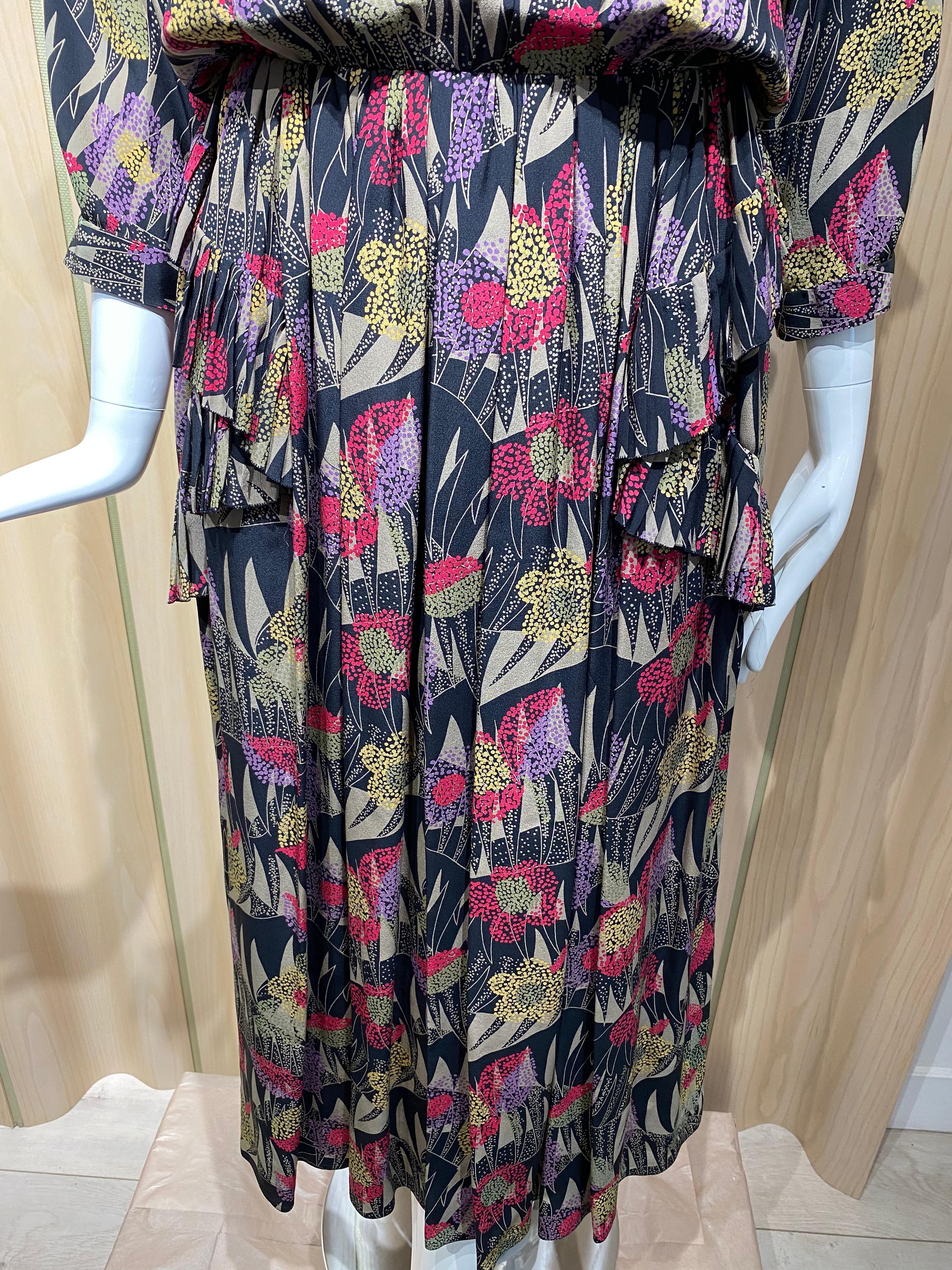1980s Chloe Silk Print Dress with nehru collar. For Sale 2
