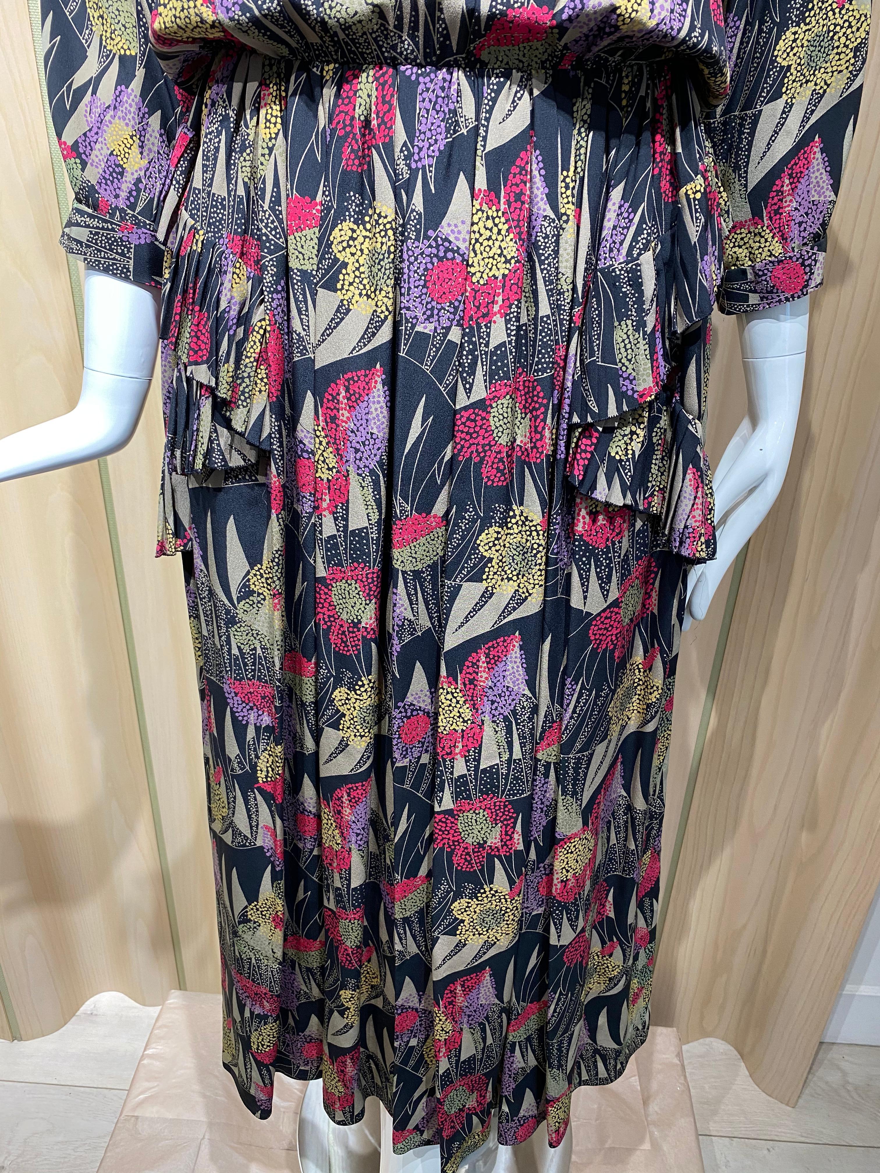 Vestido estampado de seda Chloe de los años 80 con cuello nehru. 2