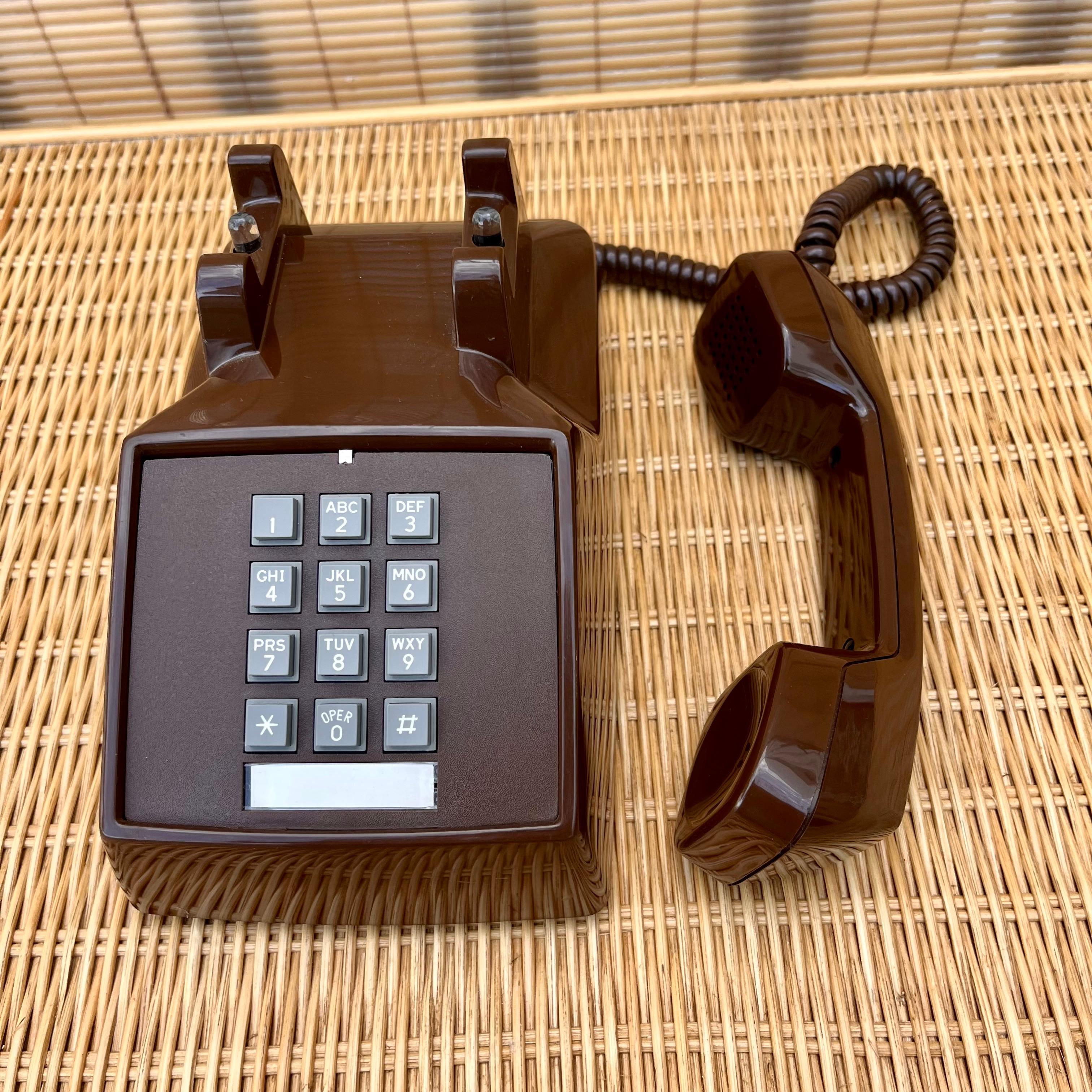 1980s Chocolate Brown Touchtone Desk Phone In Good Condition For Sale In Miami, FL