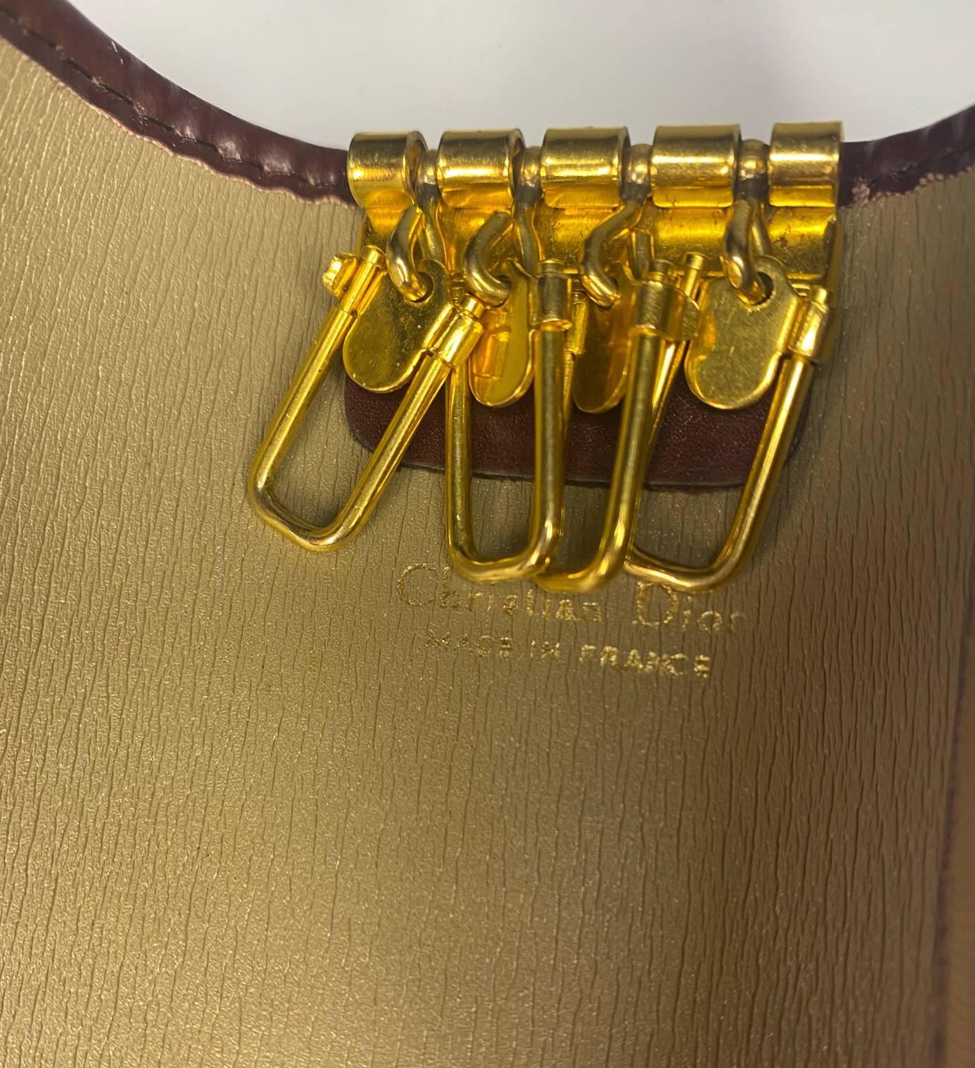 1980er Christian Dior Schlüsselanhänger mit 4 Monogrammen in Beige für Damen oder Herren im Angebot
