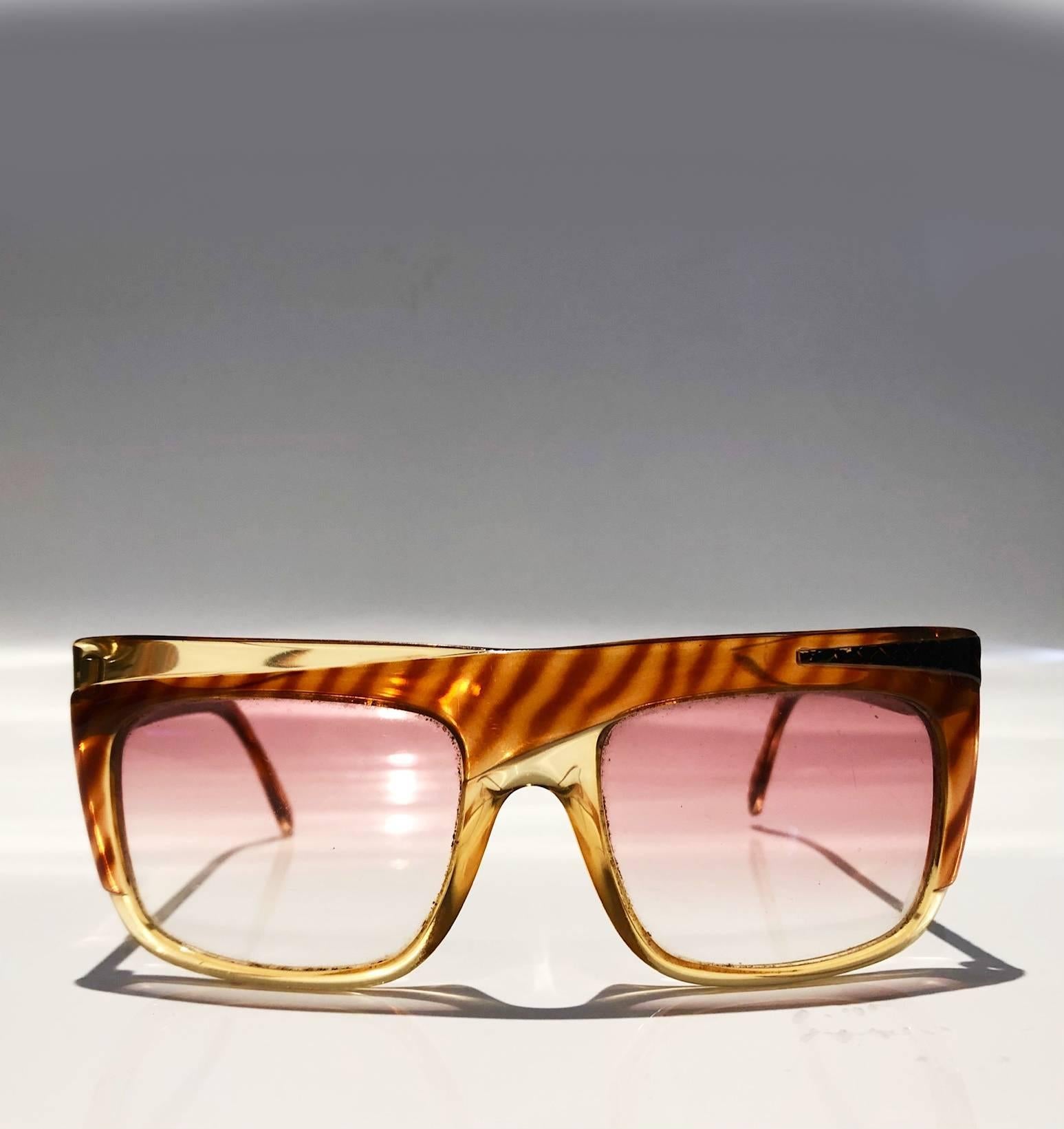 Christian Dior Bowie Amber Animal Print Oversized Sunglasses, gradient brown lenses, CD logo on side, Made in Austria
Condition: 1980s, excellent vintage, no damage or scratches, consistent with age

Measurements:  
 - frame width: 14 cm 
 - bridge