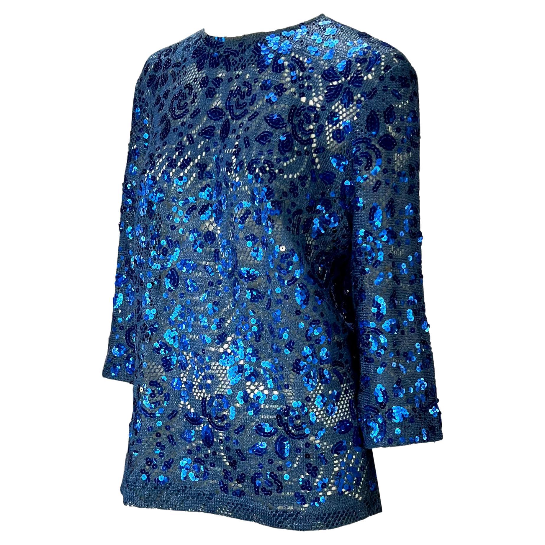Ich präsentiere ein blaues, geblümtes Pailletten-Top von Christian Dior Boutique, entworfen von Gianfranco Ferré. Dieses seltene Strickoberteil aus den 1980er Jahren ist mit Pailletten besetzt und hat ein florales Muster. Das Oberteil hat einen